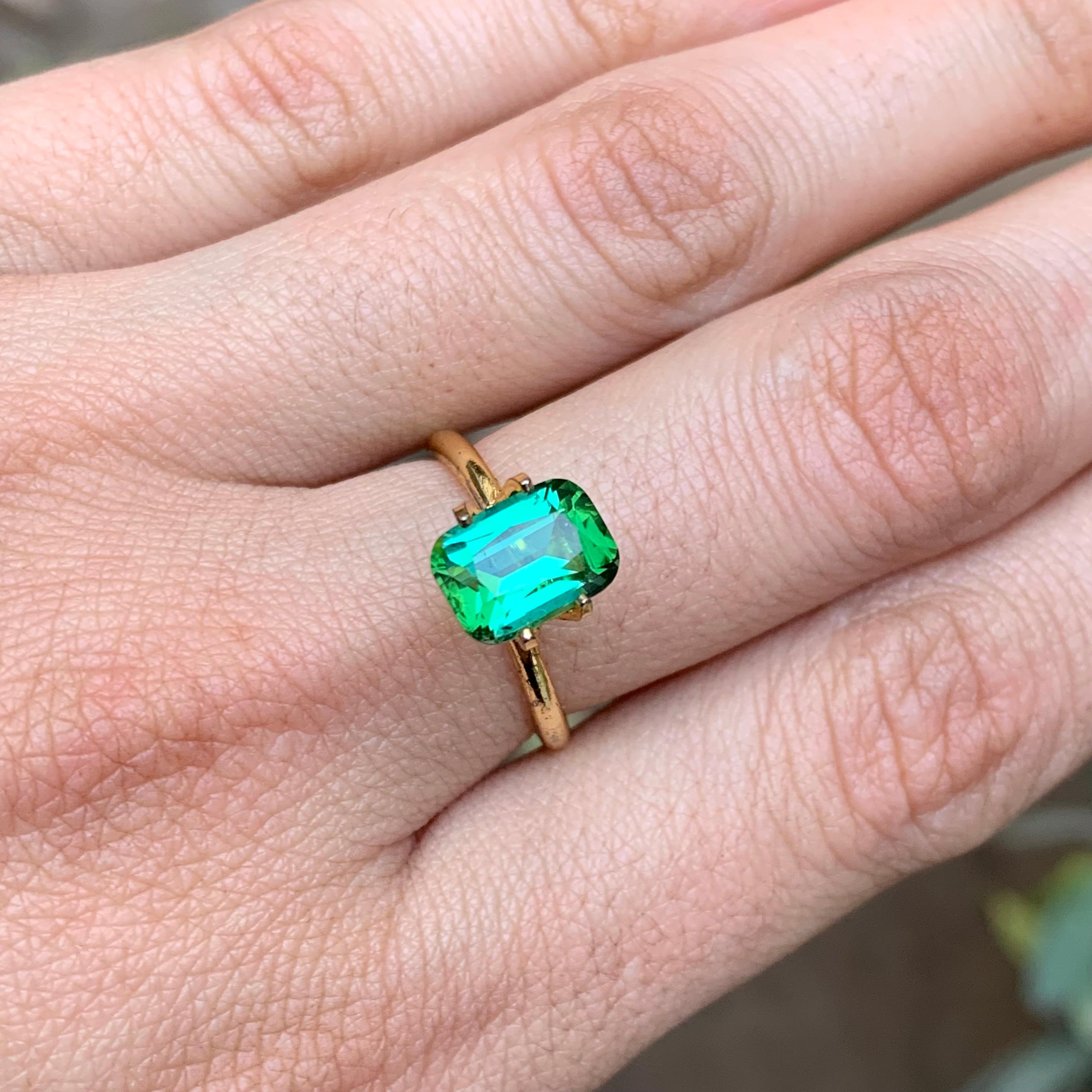 Bluish Green Tourmaline 2.25 Carat Cushion Cut Natural Loose Gemstone for Ring in vendita 4