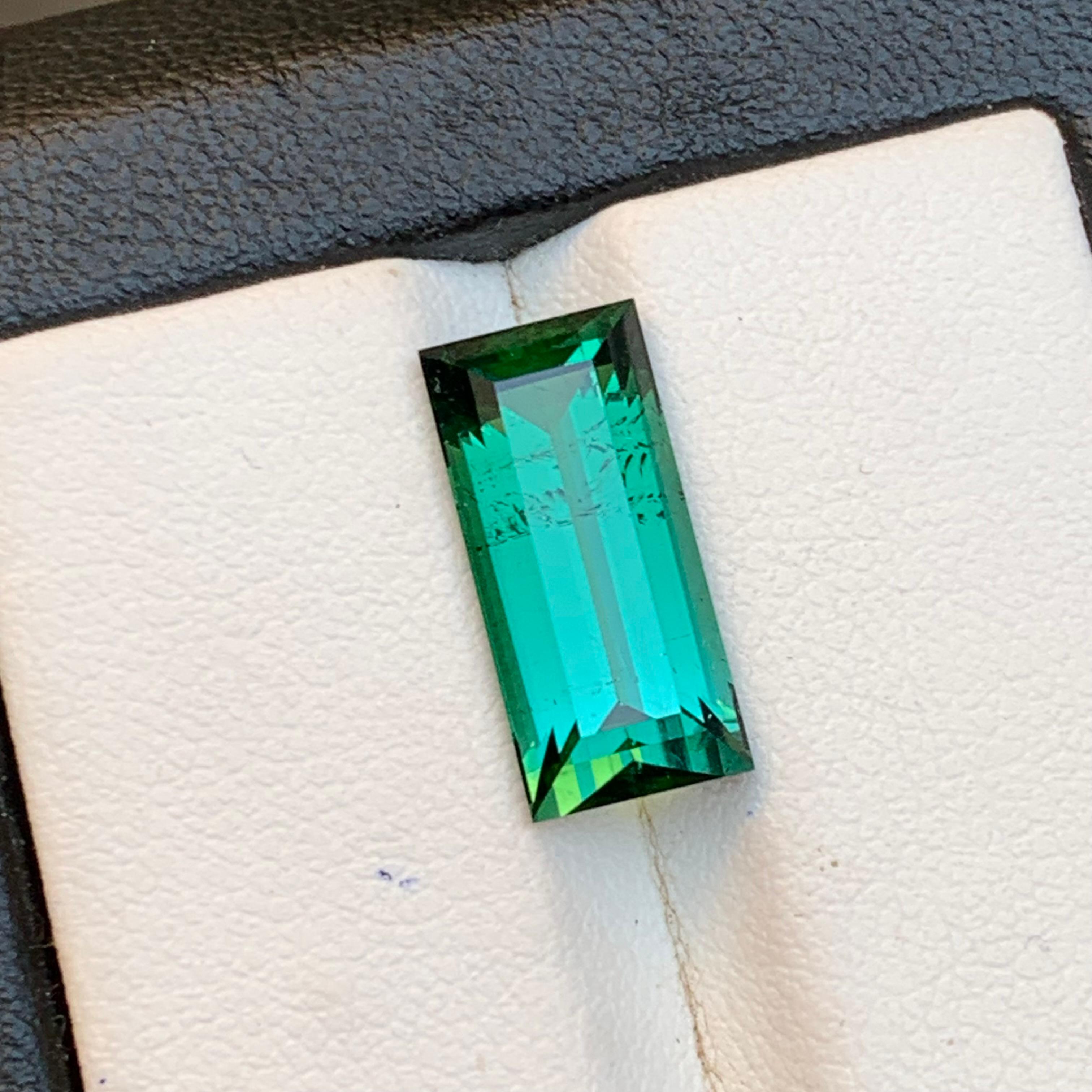 Greene & Greene Greene Tourmaline 5.65 Carat Baguette Cut Natural Loose Gemstone for Ring Unisexe en vente