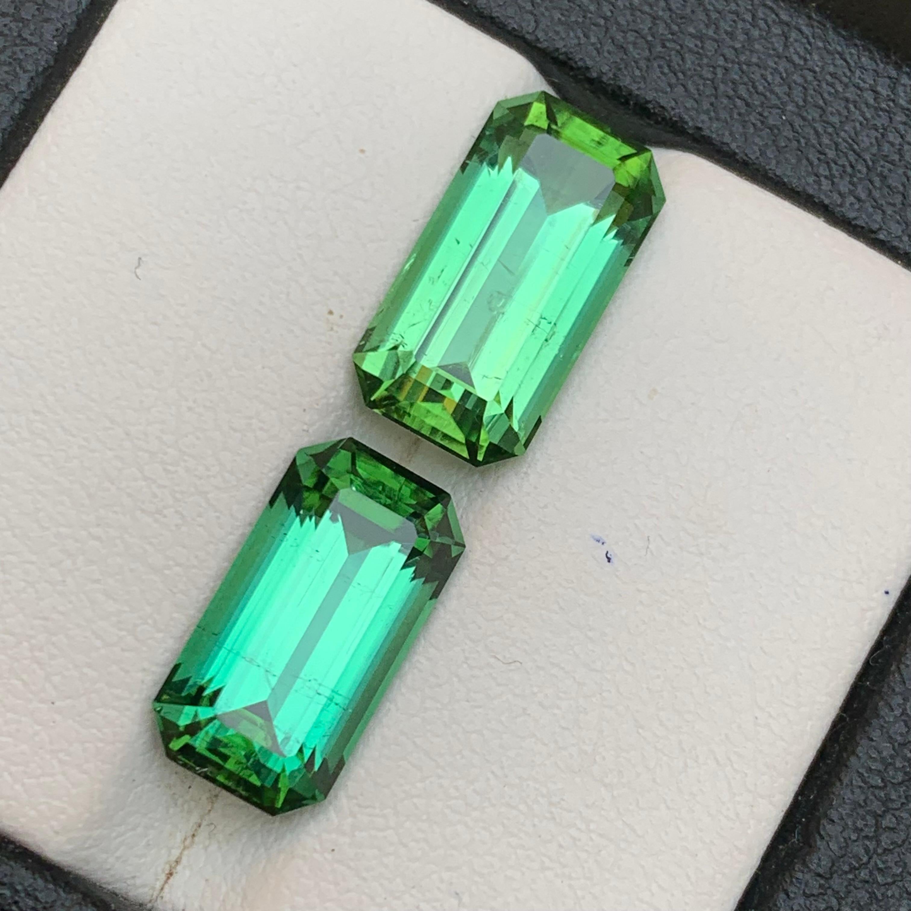 Natürlicher bl�äulich-grüner Turmalin - Smaragdschliff-Edelsteine für feine Ohrringe & individuellen Schmuck
 
💎 EDELSTEINART: Turmalin
⚖️ GEWICHT: 9,46 Karat
FORM & SCHNITT: Smaragd-Schliff
📏 GRÖSSE (MM):
4,91 Ct (13,58 x 7,23 x 5,89)
4,55 Ct