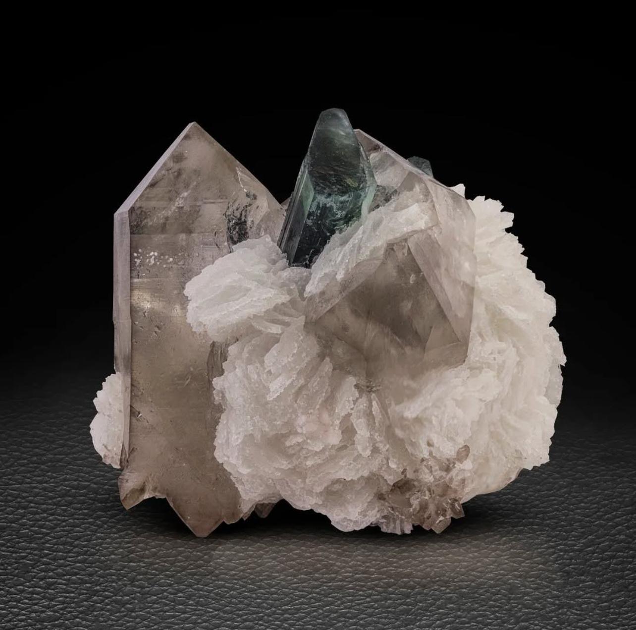 Información sobre el producto:

Tipo de espécimen: Turmalina sobre Cuarzo Ahumado con Cleavelandita

Peso: 386 gramos

Dimensiones: Alto: 6,5 x Ancho: 8,3 x Fondo: 8 cm 

Origen: Distrito de Skardu, Gilgit Baltistán, Pakistán

Tratamiento:
