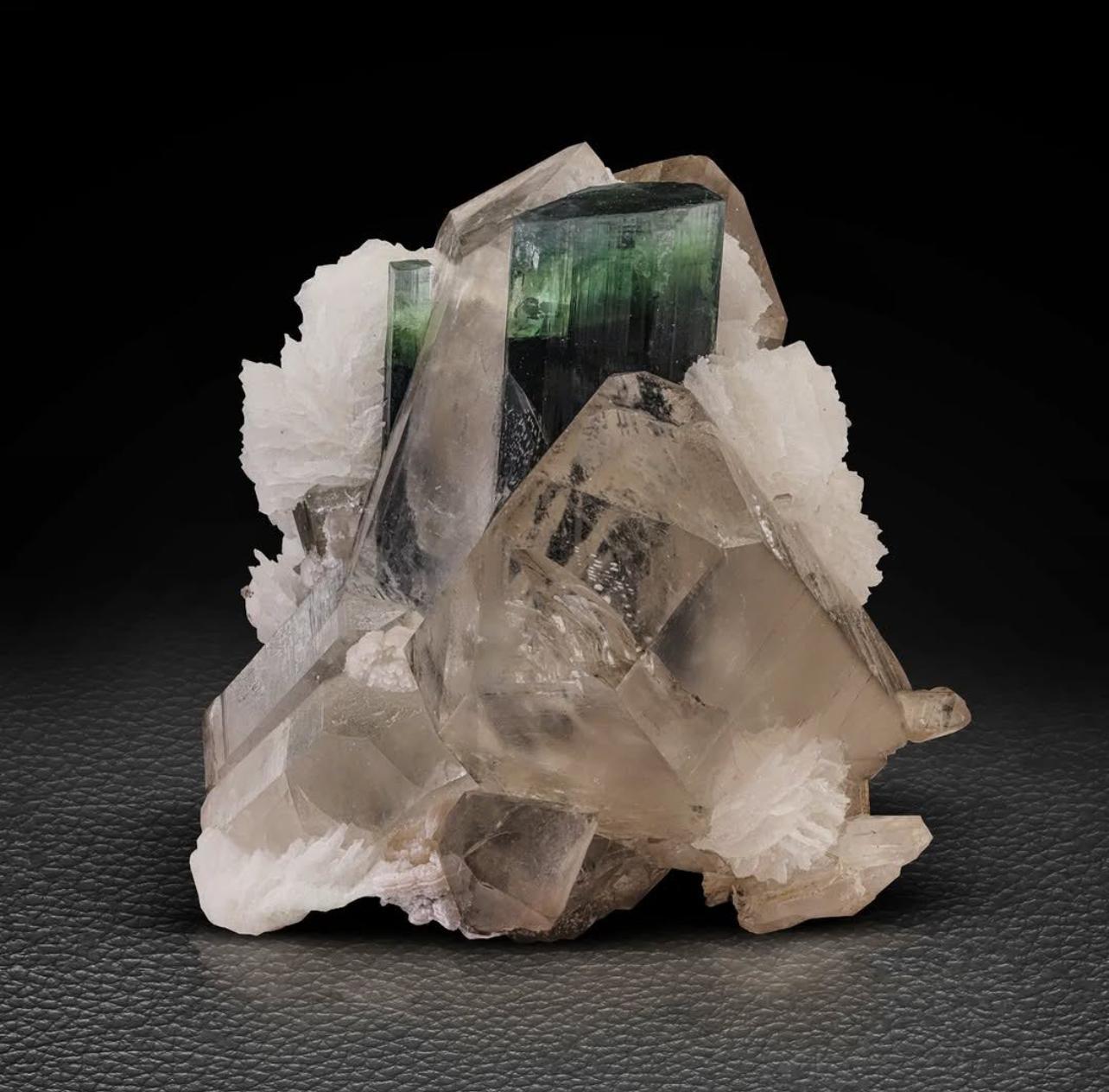 Cristales de turmalina verde azulada sobre cuarzo ahumado con cleavelandita Estilo Adán en venta