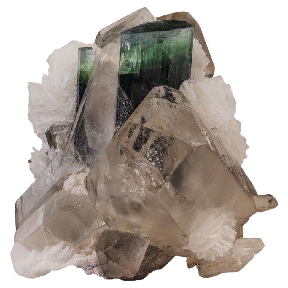 Cristales de turmalina verde azulada sobre cuarzo ahumado con cleavelandita en venta