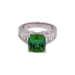 Anillo de oro con diamantes y turmalina verde azulada