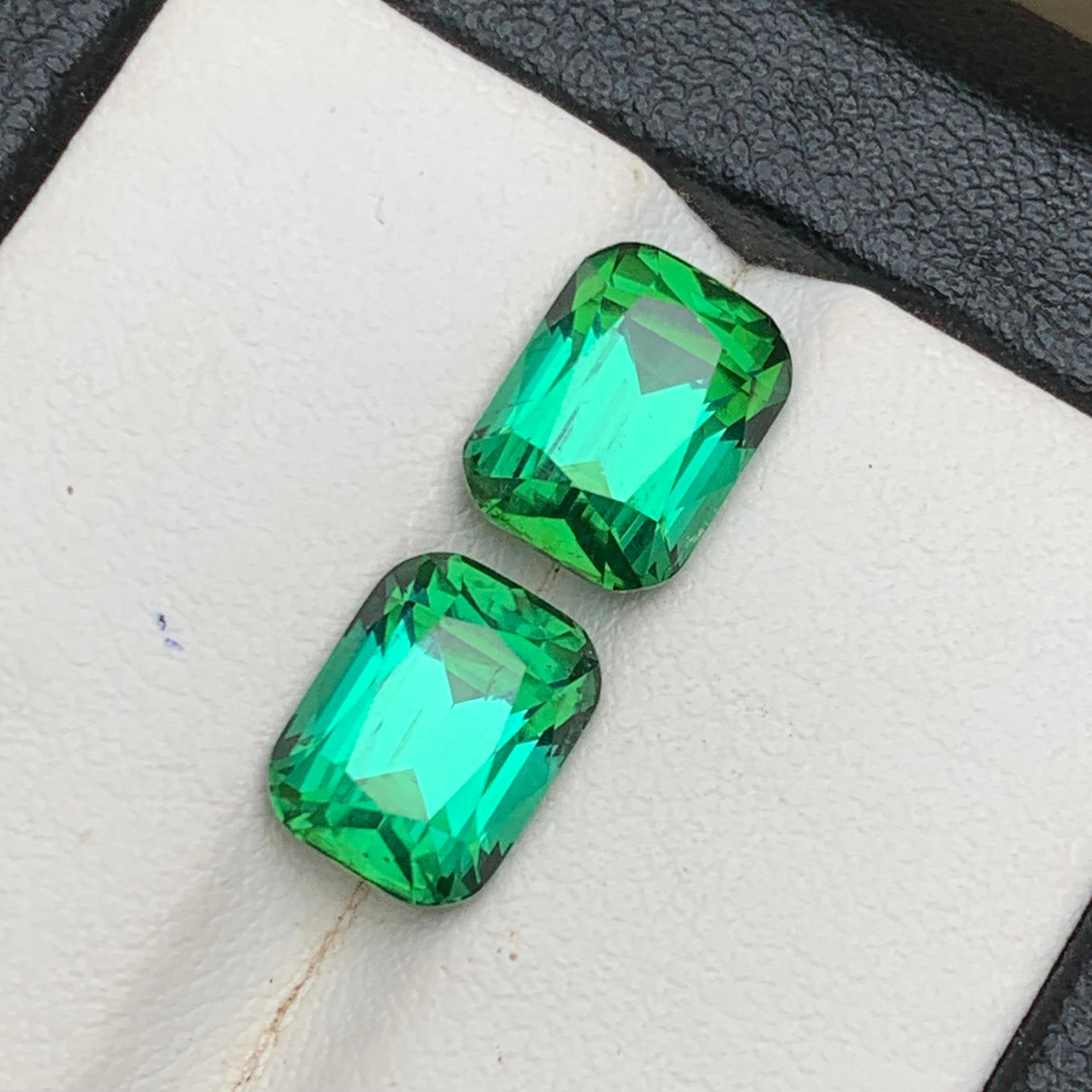 Contemporaneo Bluish Green Tourmaline Pair 6.67 Ct Cushion Cut Natural Loose Gemstone-Earrings in vendita