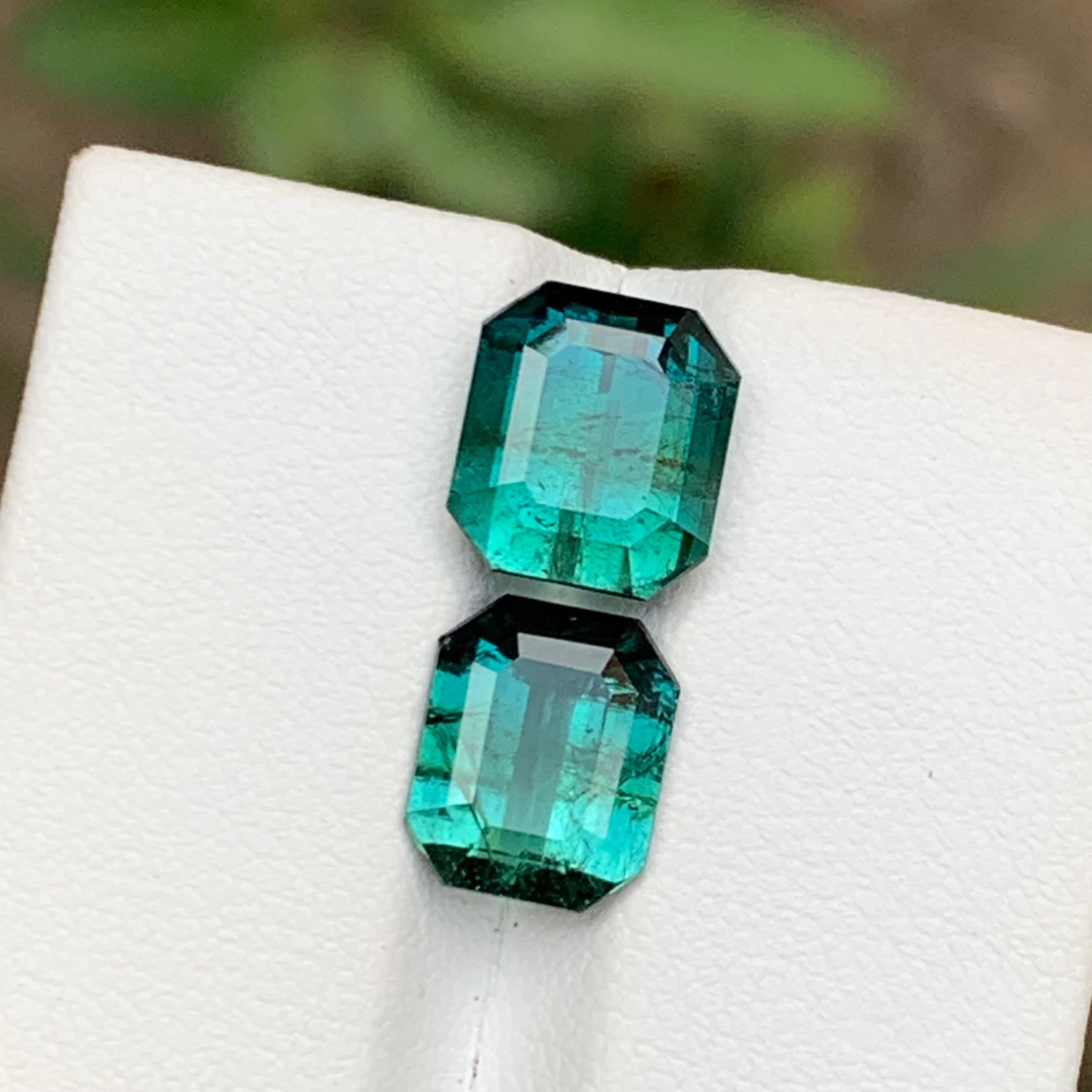 Taille émeraude Pierre précieuse tourmaline naturelle bicolore vert bleuté taille émeraude 6,35 carats  Joaillerie en vente