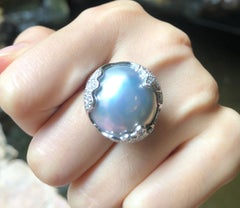 Bague en or blanc 18 carats sertie d'une perle mabé grise bleutée et de diamants