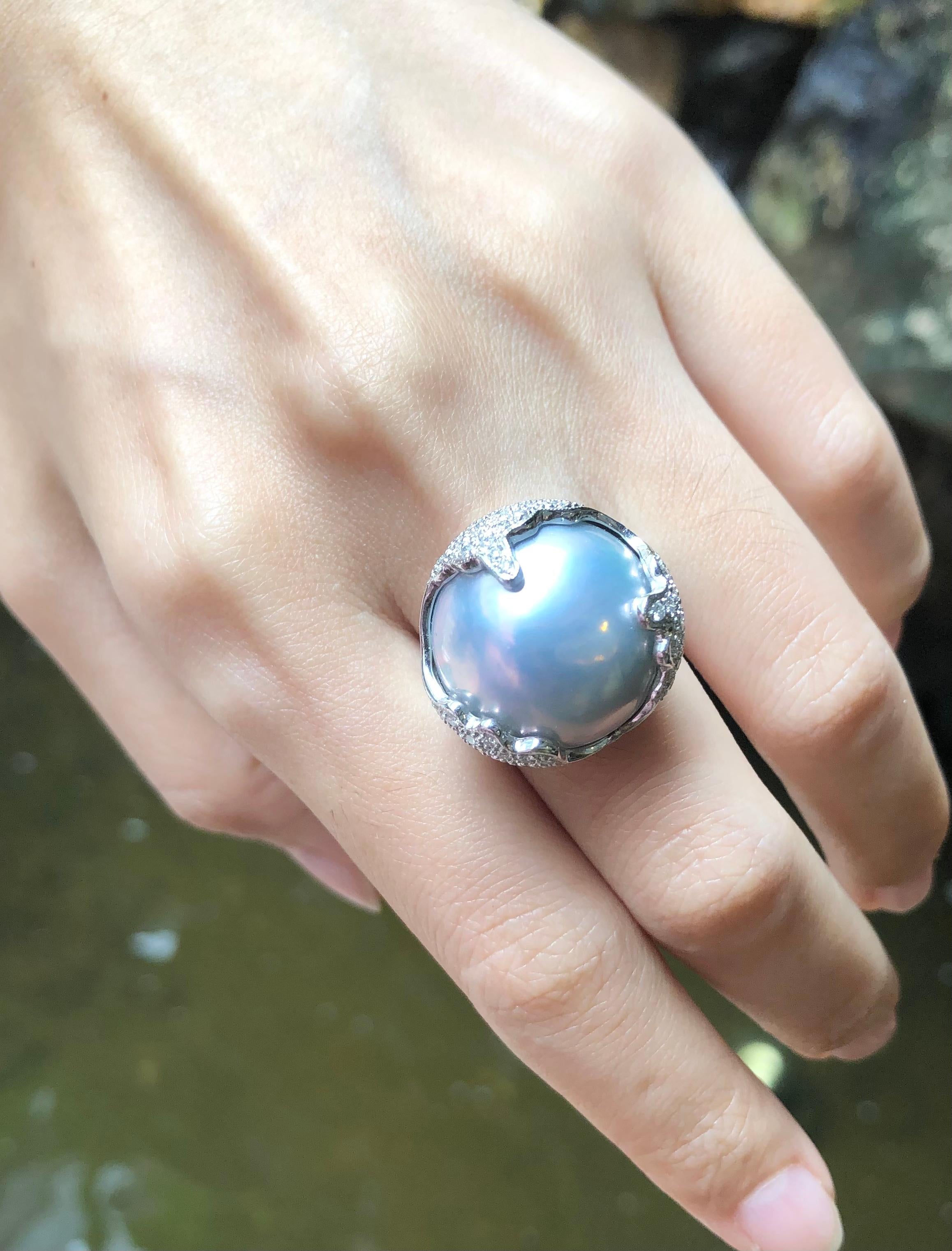 Bluish Grey Mabe Pearl with Diamond Ring Set in 18 Karat White Gold Settings For Sale 1