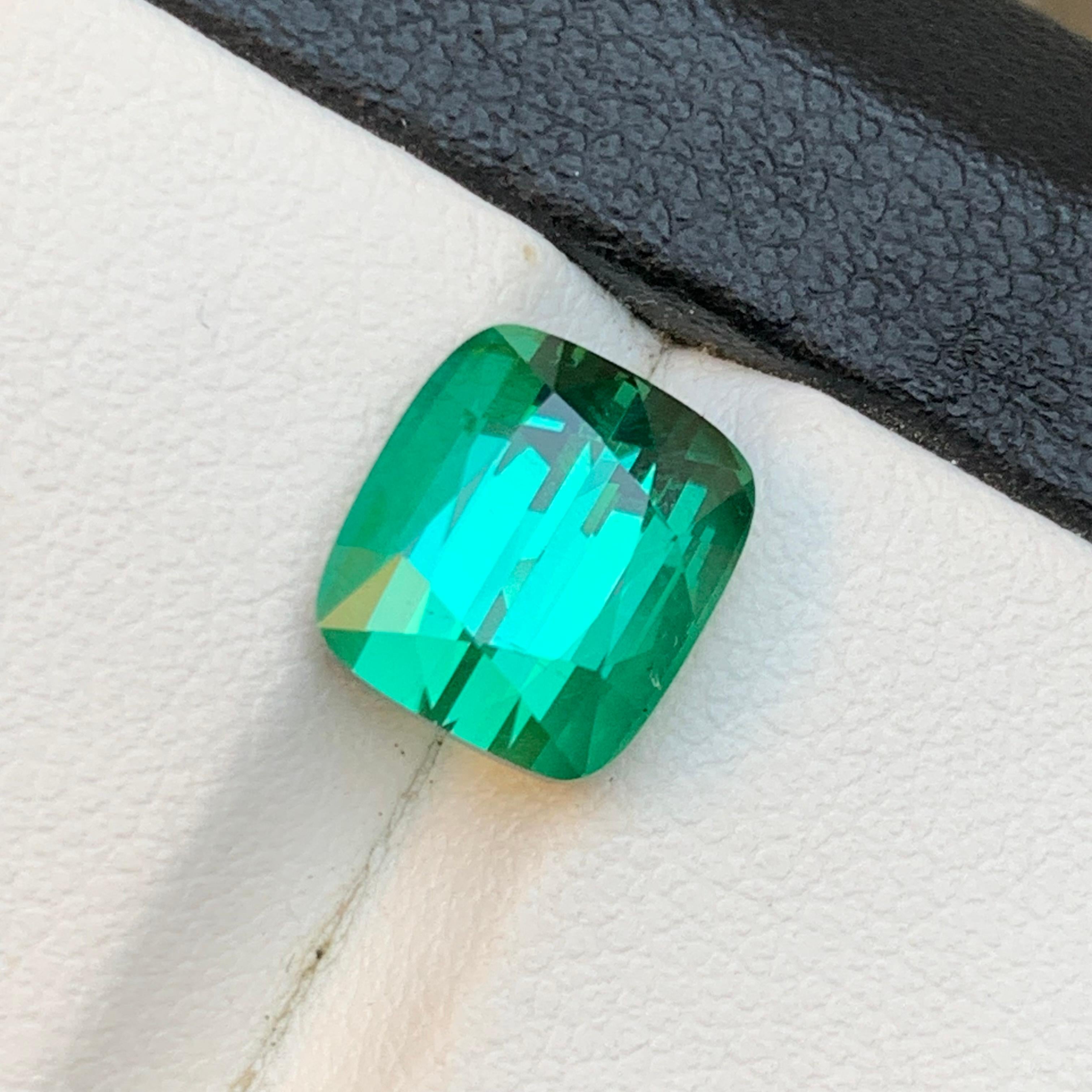 Contemporaneo Gemma sfusa di tormalina naturale dalla tonalità bluastra da 4,35 carati con taglio a cuscino per anello in vendita