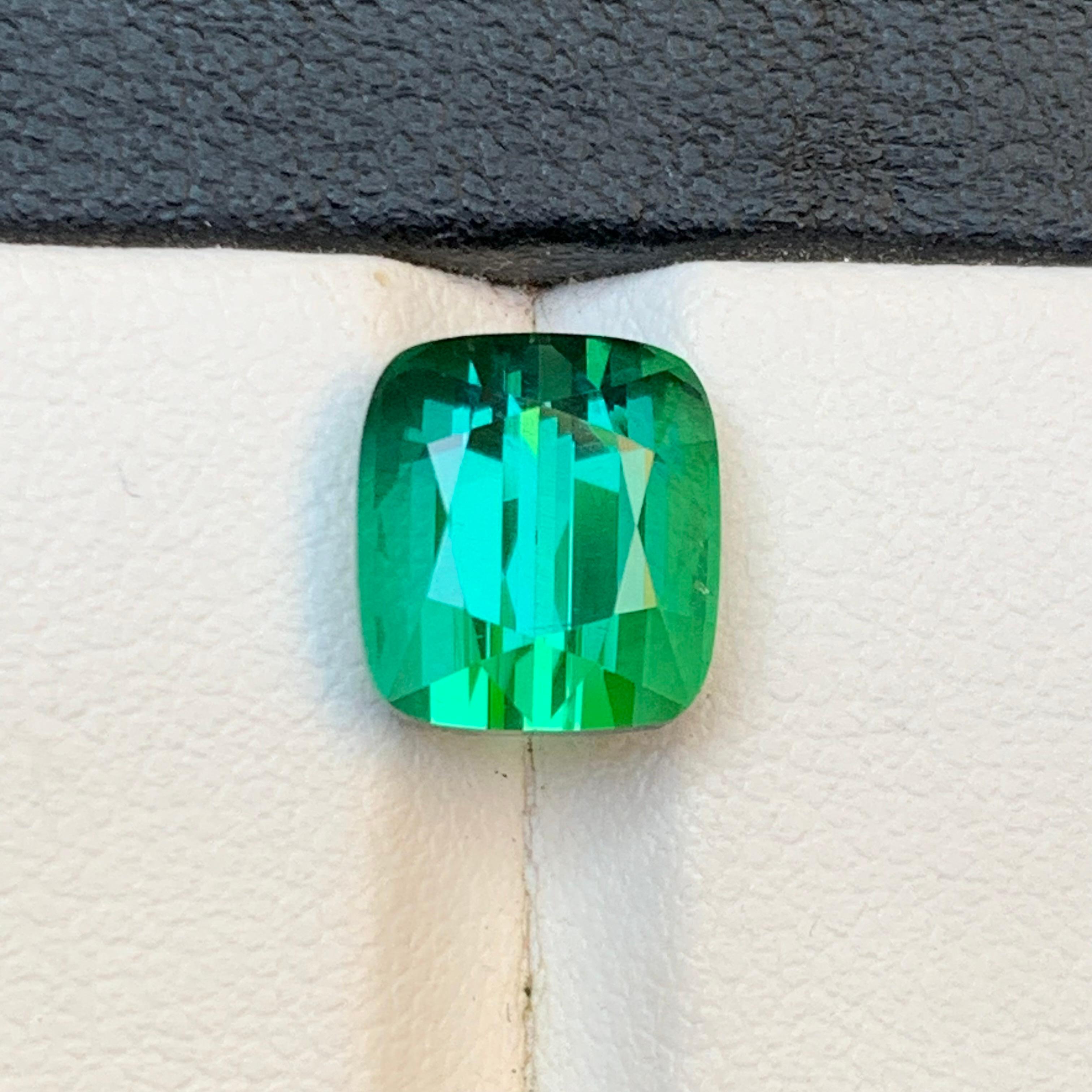 Taglio cuscino Gemma sfusa di tormalina naturale dalla tonalità bluastra da 4,35 carati con taglio a cuscino per anello in vendita