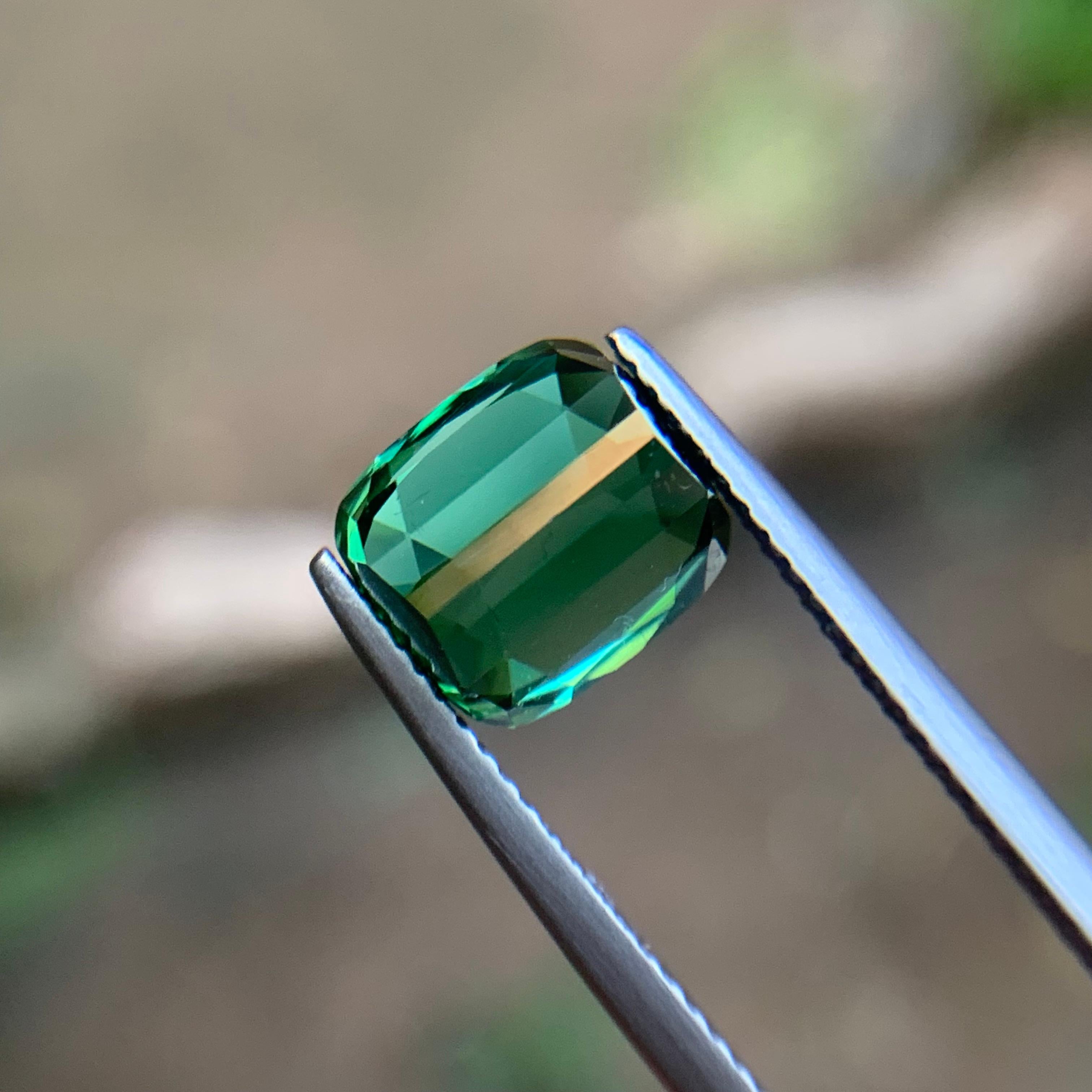 da uomo o donna Gemma sfusa di tormalina naturale dalla tonalità bluastra da 4,35 carati con taglio a cuscino per anello in vendita