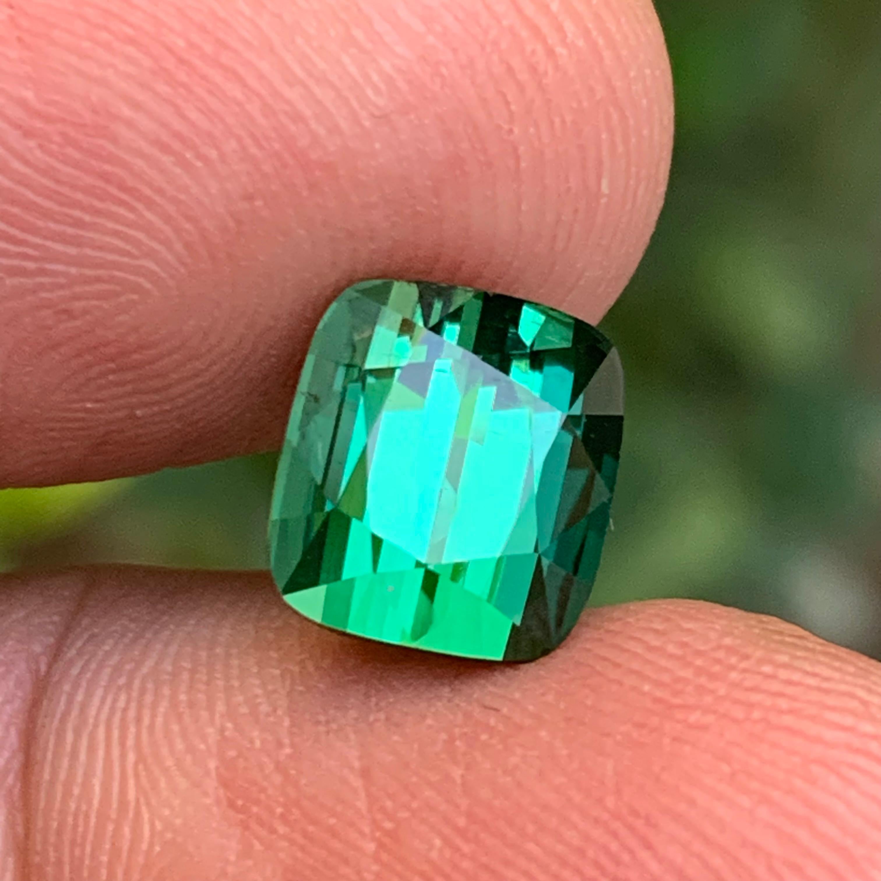 Gemma sfusa di tormalina naturale dalla tonalità bluastra da 4,35 carati con taglio a cuscino per anello in vendita 1