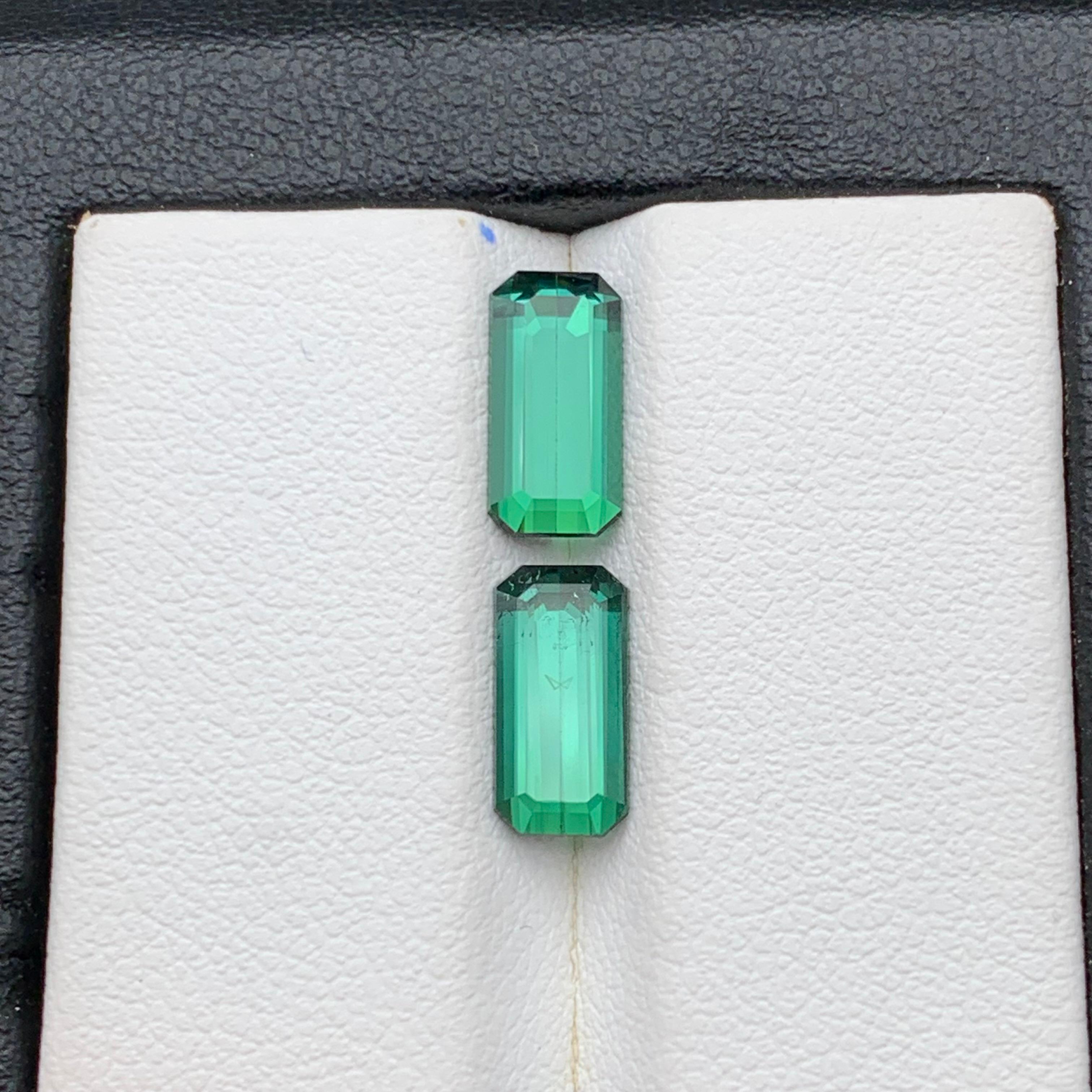 Gemme sfuse di tormalina naturale dalla tonalità bluastra vicine alla coppia 3.05 ct-Gioielli in vendita 4