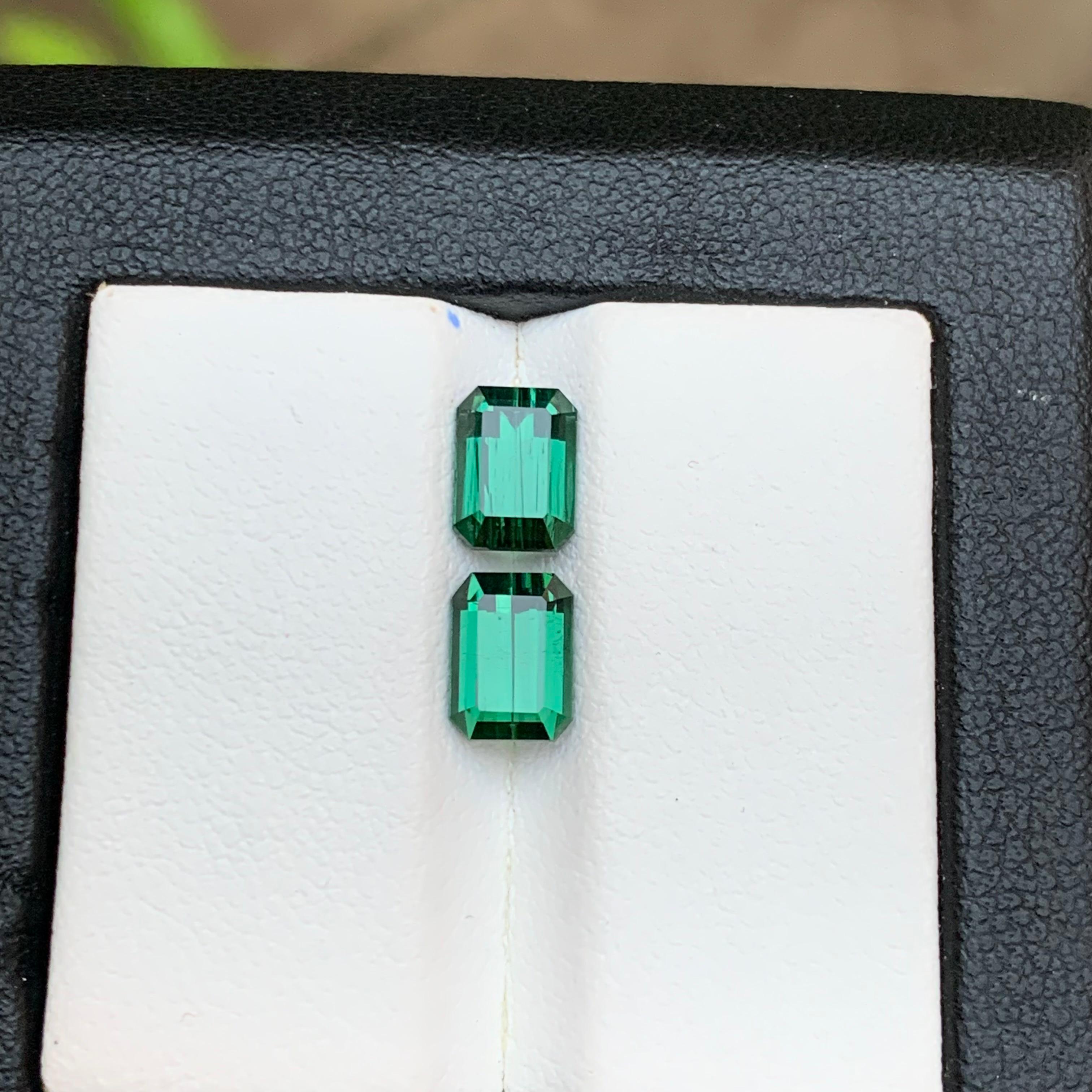 Gemme sfuse di tormalina naturale dalla tonalità bluastra vicine alla coppia 3.05 ct-Gioielli in vendita 1