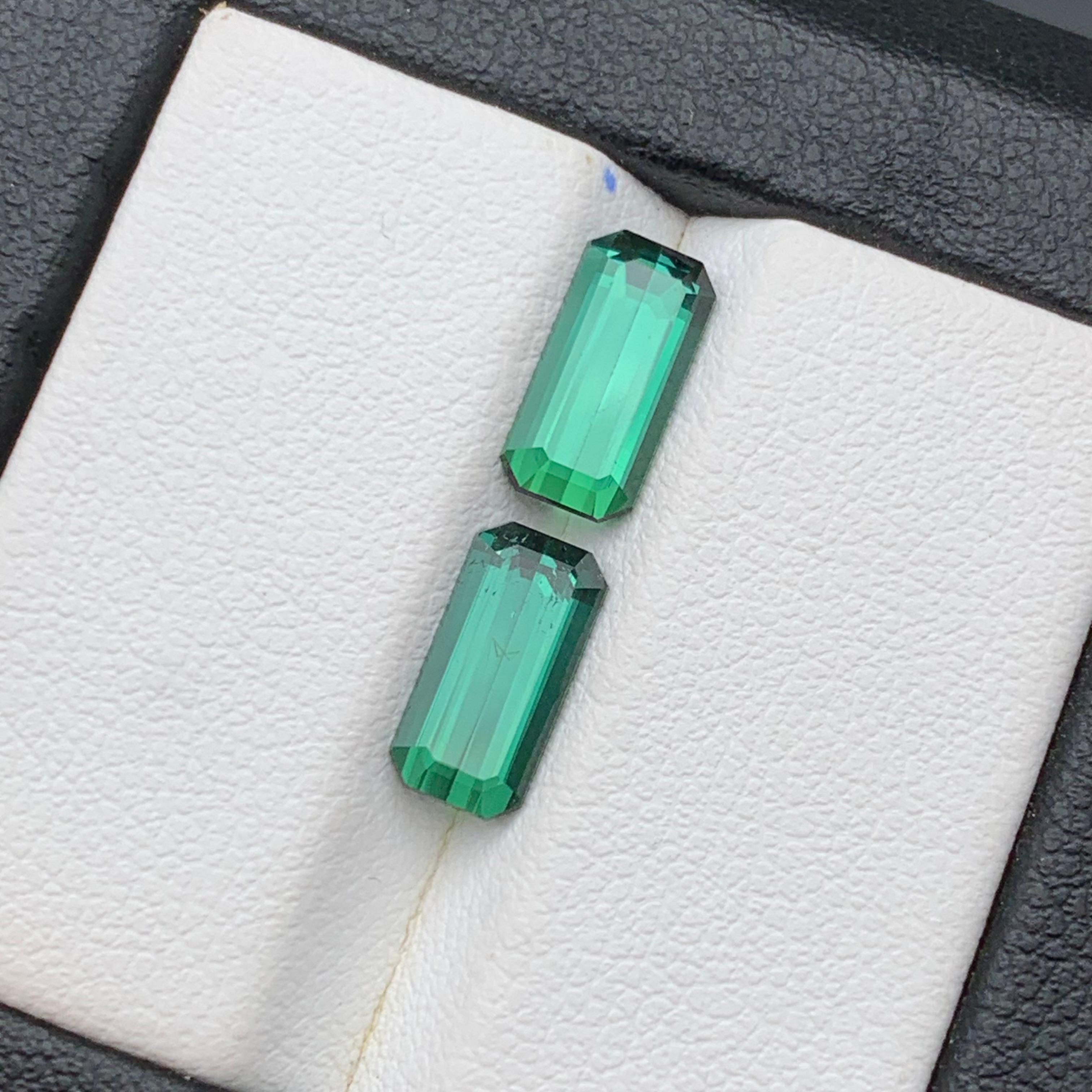 Gemme sfuse di tormalina naturale dalla tonalità bluastra vicine alla coppia 3.05 ct-Gioielli in vendita 1