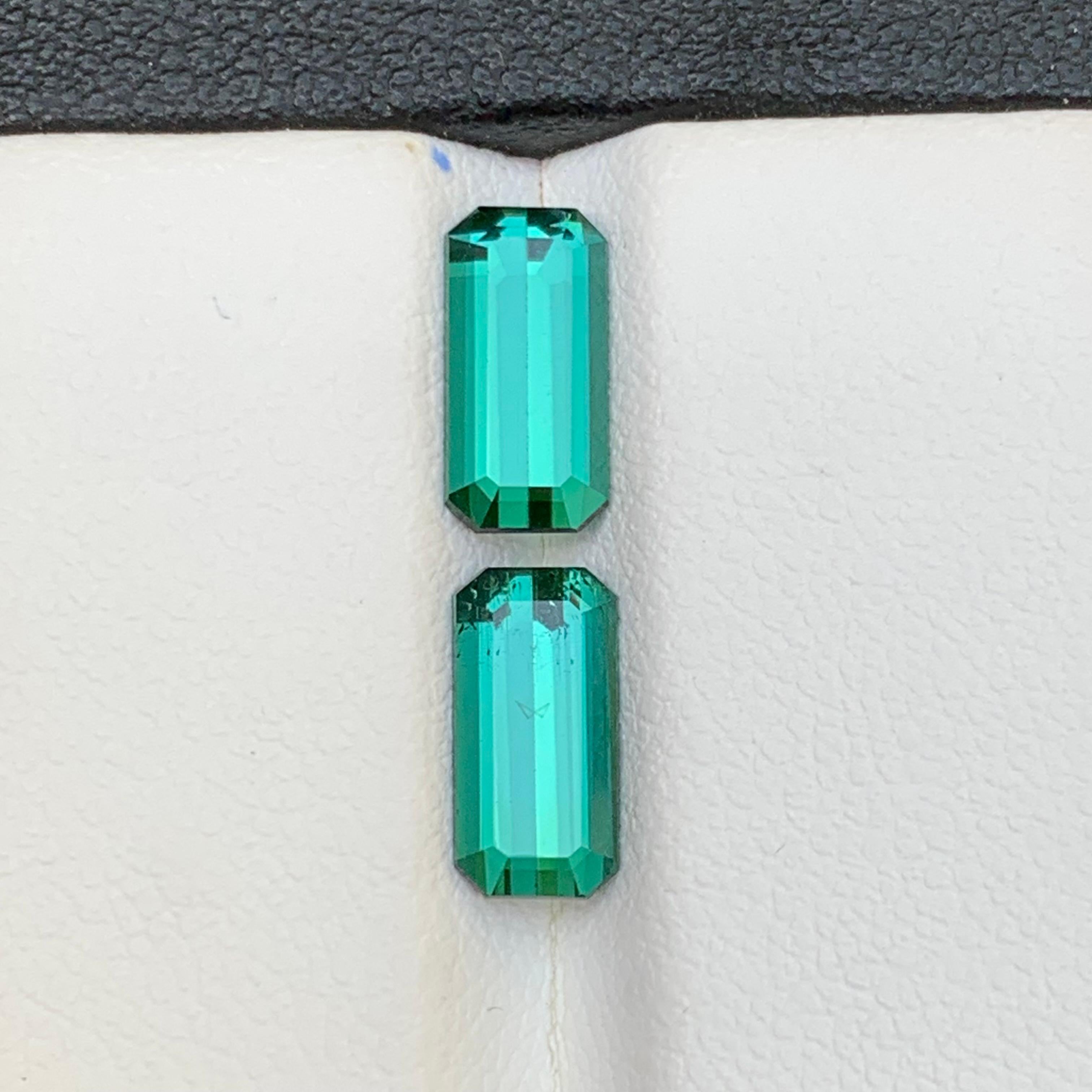 Gemme sfuse di tormalina naturale dalla tonalità bluastra vicine alla coppia 3.05 ct-Gioielli in vendita 2