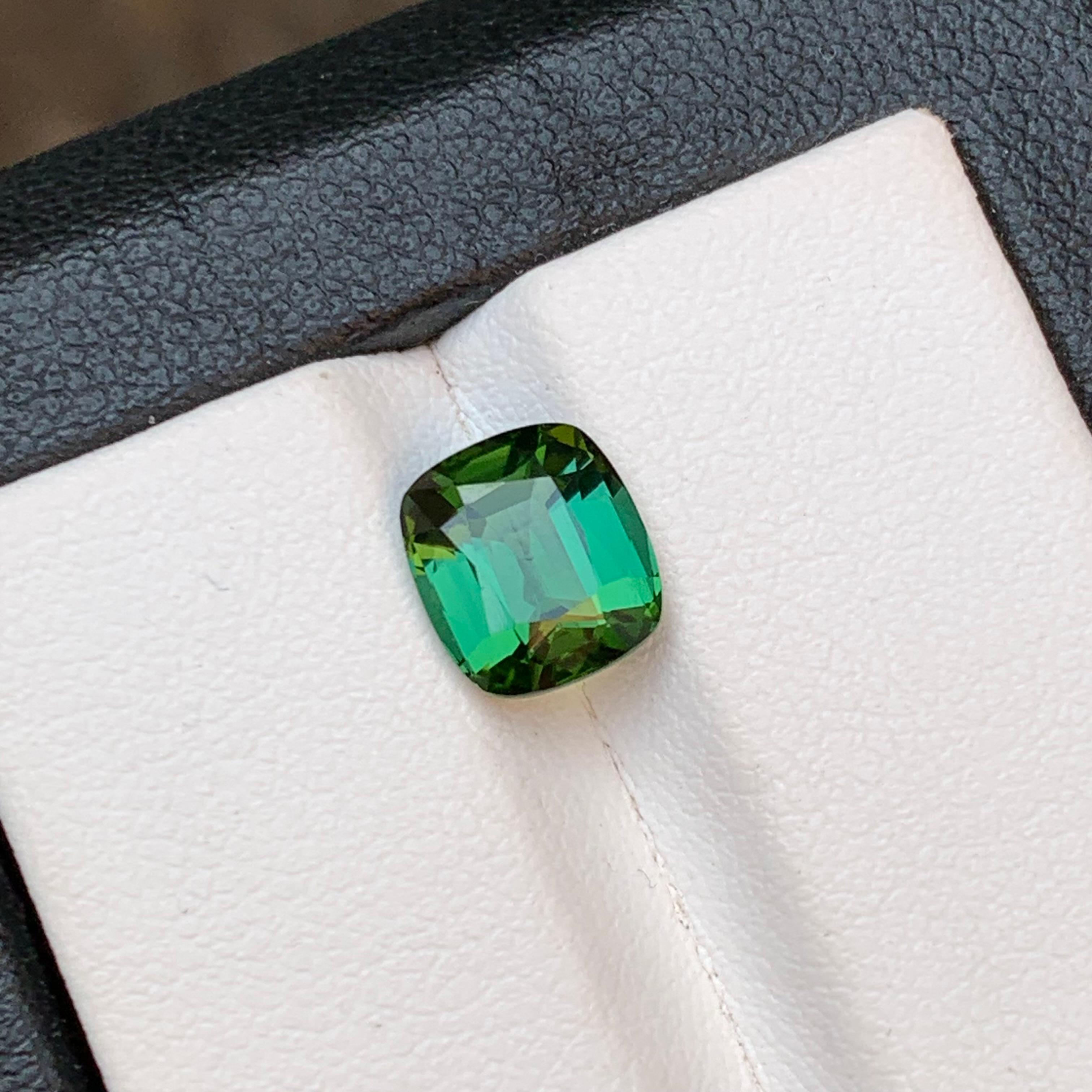 Anello con tormalina naturale verde ricca di tonalità bluastra, gemma sciolta da 2,25 carati con taglio a cuscino in vendita 4