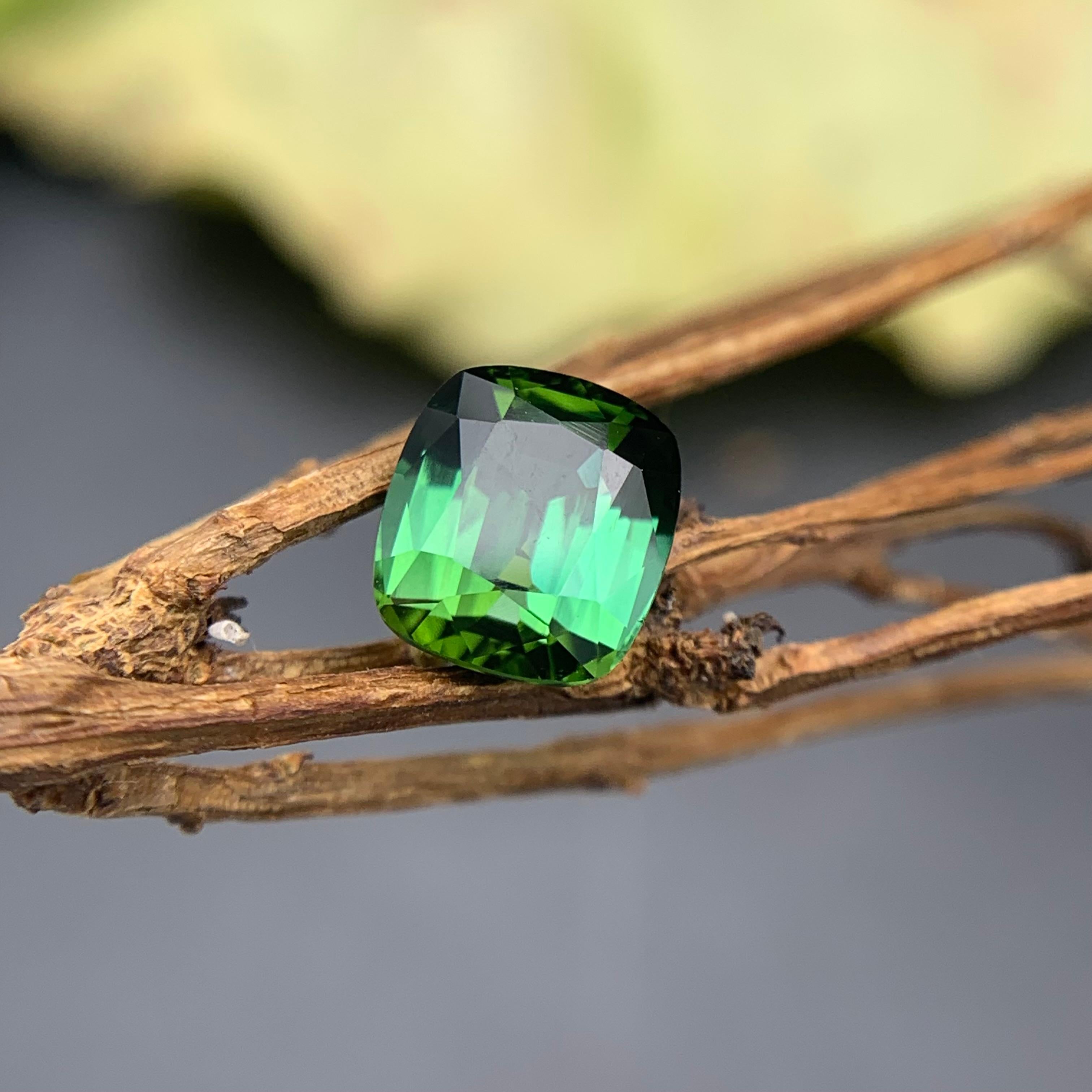 Anello con tormalina naturale verde ricca di tonalità bluastra, gemma sciolta da 2,25 carati con taglio a cuscino in vendita 6