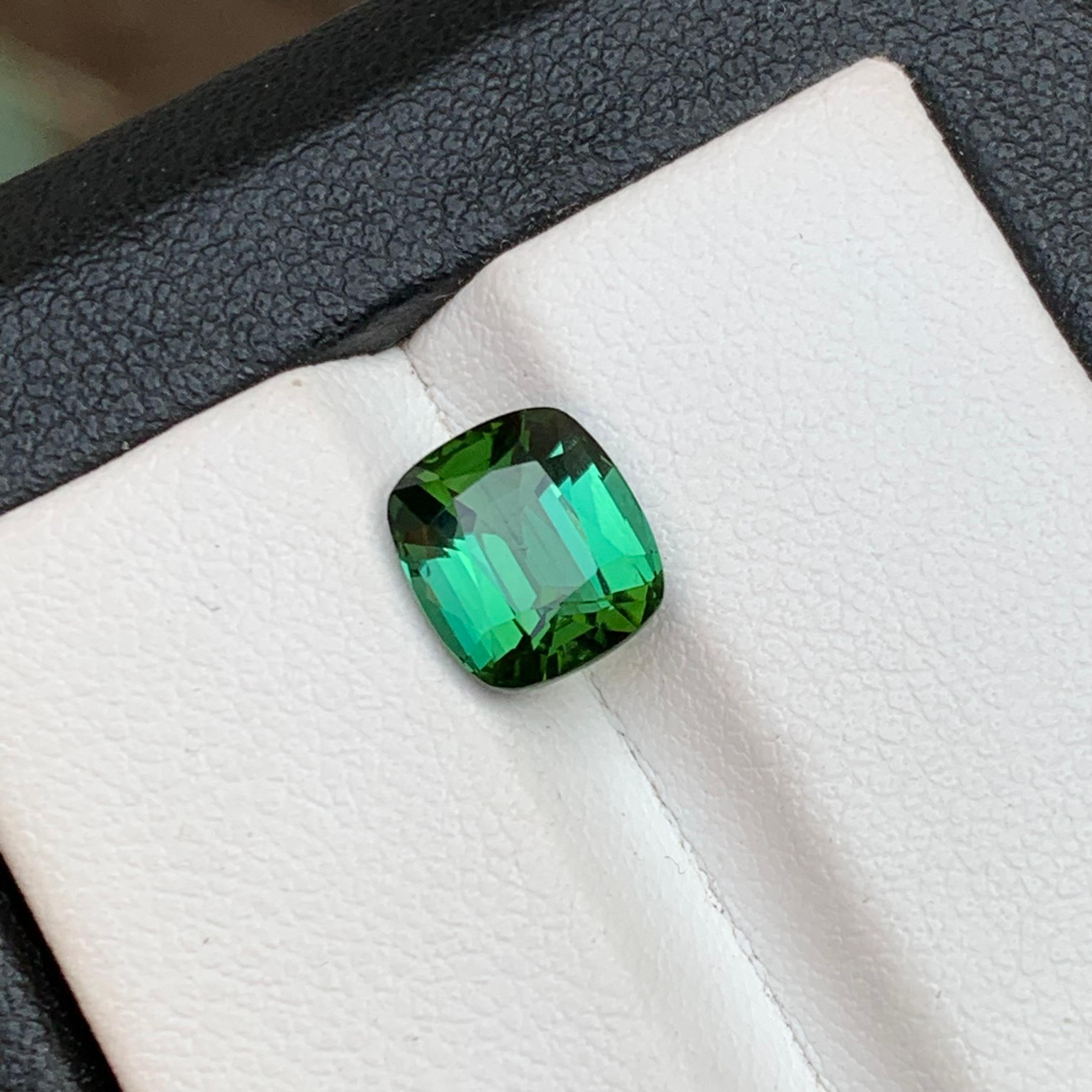 Contemporaneo Anello con tormalina naturale verde ricca di tonalità bluastra, gemma sciolta da 2,25 carati con taglio a cuscino in vendita