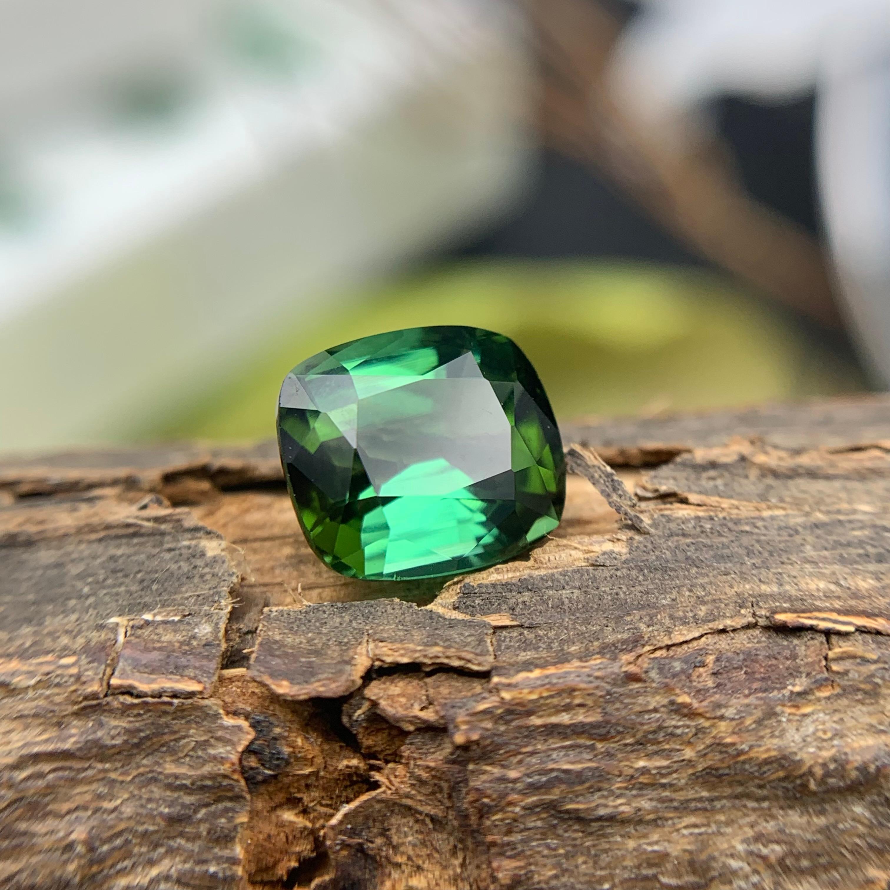 Taglio cuscino Anello con tormalina naturale verde ricca di tonalità bluastra, gemma sciolta da 2,25 carati con taglio a cuscino in vendita