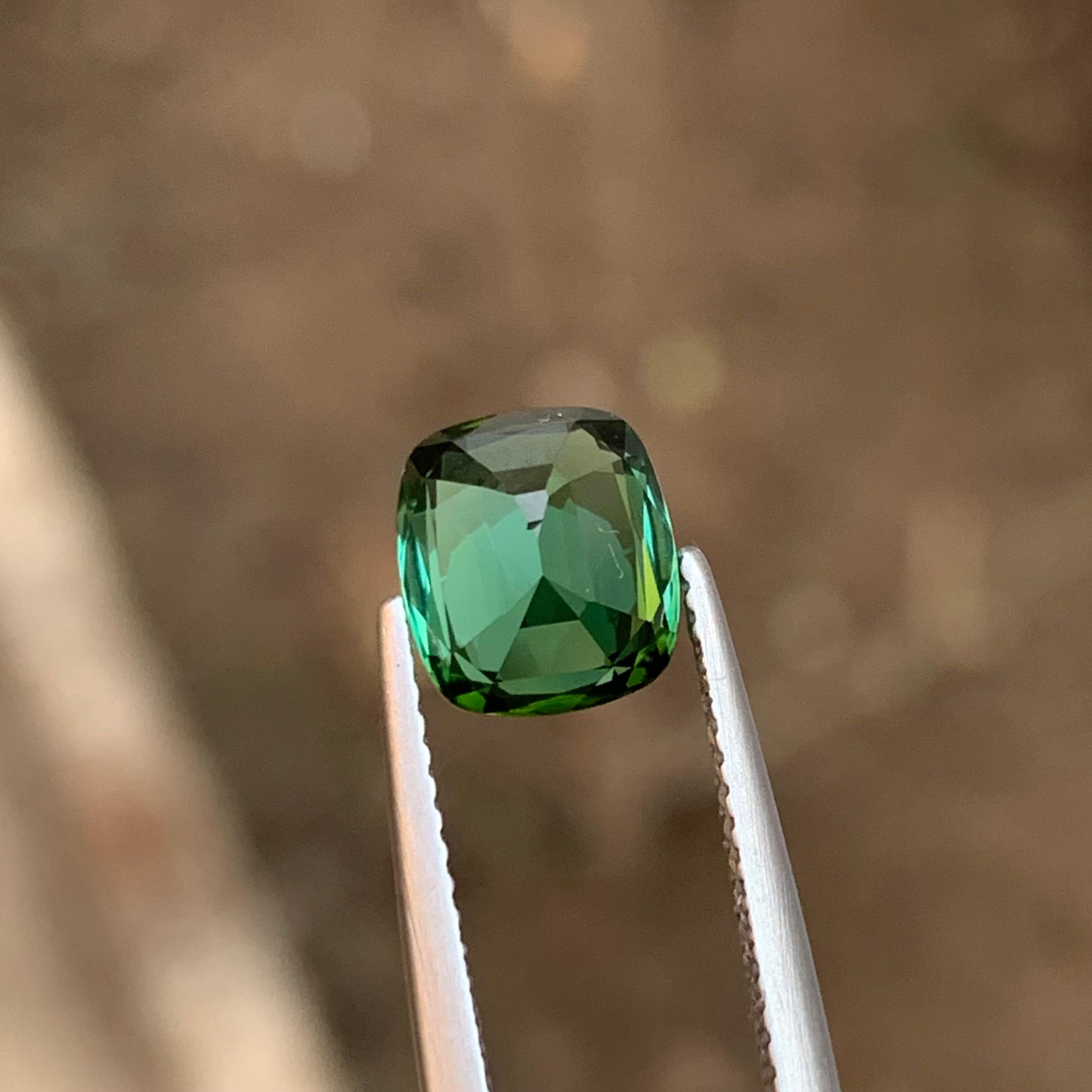 Anello con tormalina naturale verde ricca di tonalità bluastra, gemma sciolta da 2,25 carati con taglio a cuscino in vendita 1