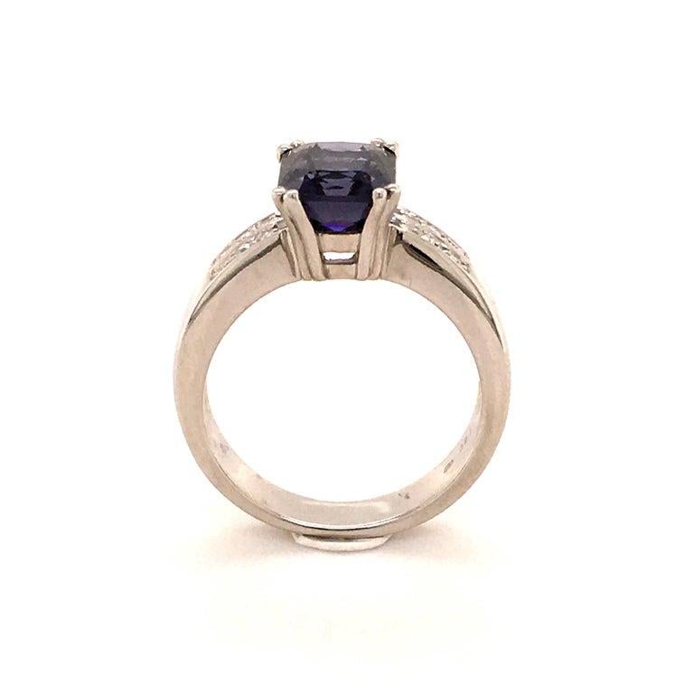 Bluish-Violet Colored Spinel and Diamond Ring in 18 Karat Gold In Excellent Condition In Lucerne, CH
