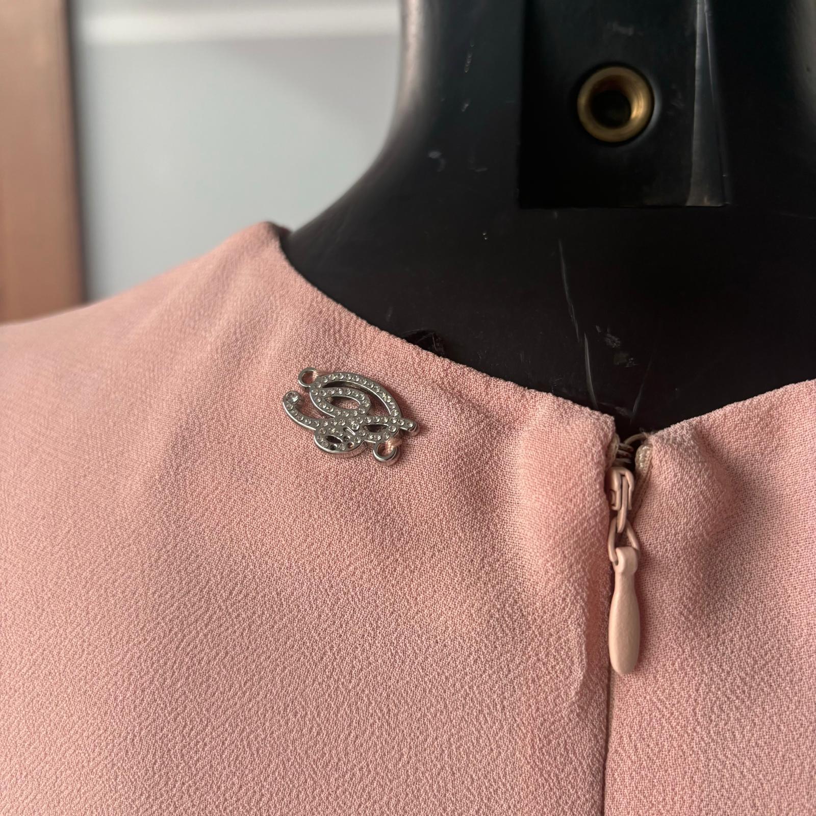 Blumarine - Rosa kurzes Kleid mit Ausschnitt und Drapierung, neu im Zustand „Neu“ im Angebot in Basaluzzo, IT