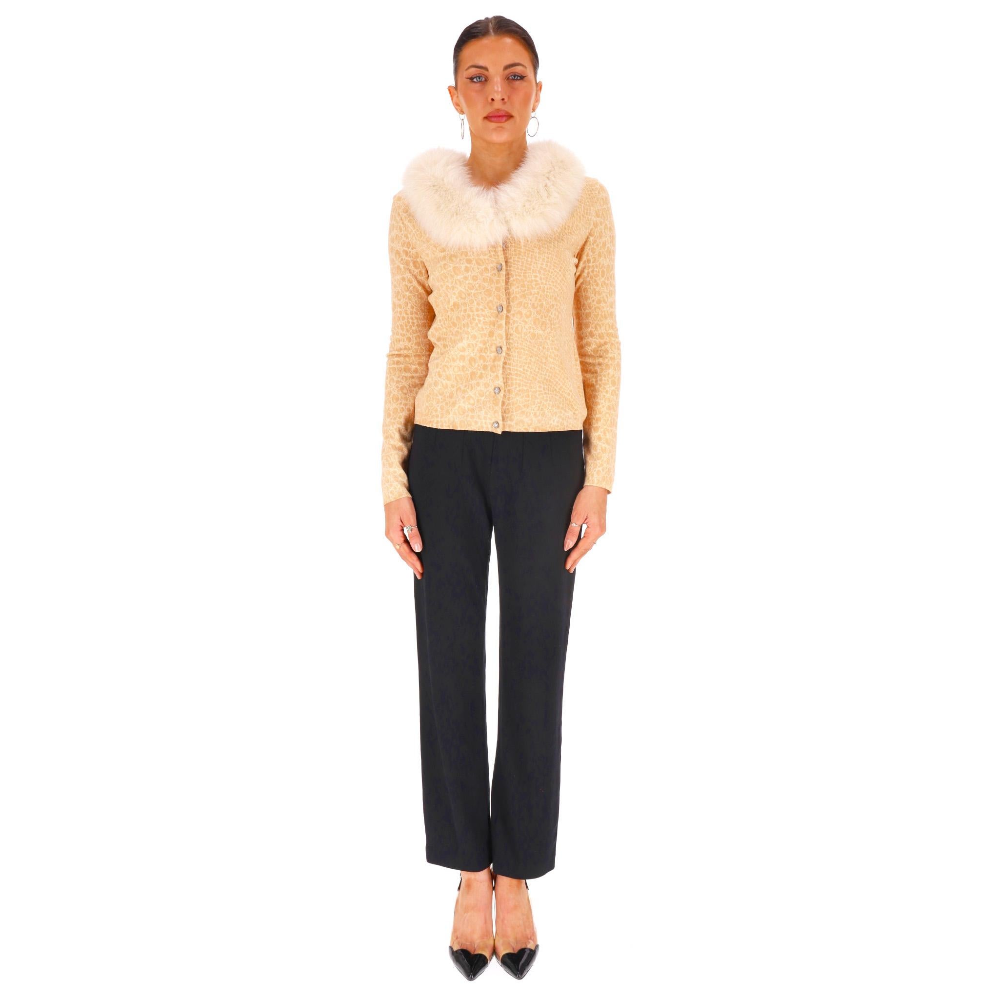 Blumarine - Cardigan con stampa animale e bordo in pelliccia

Cardigan beige con delicata stampa animalier e scollo bordato di pelliccia sintetica color avorio.

Con chiusura centrale a bottoni impreziosita da paillettes e maniche lunghe.

Prezzo di