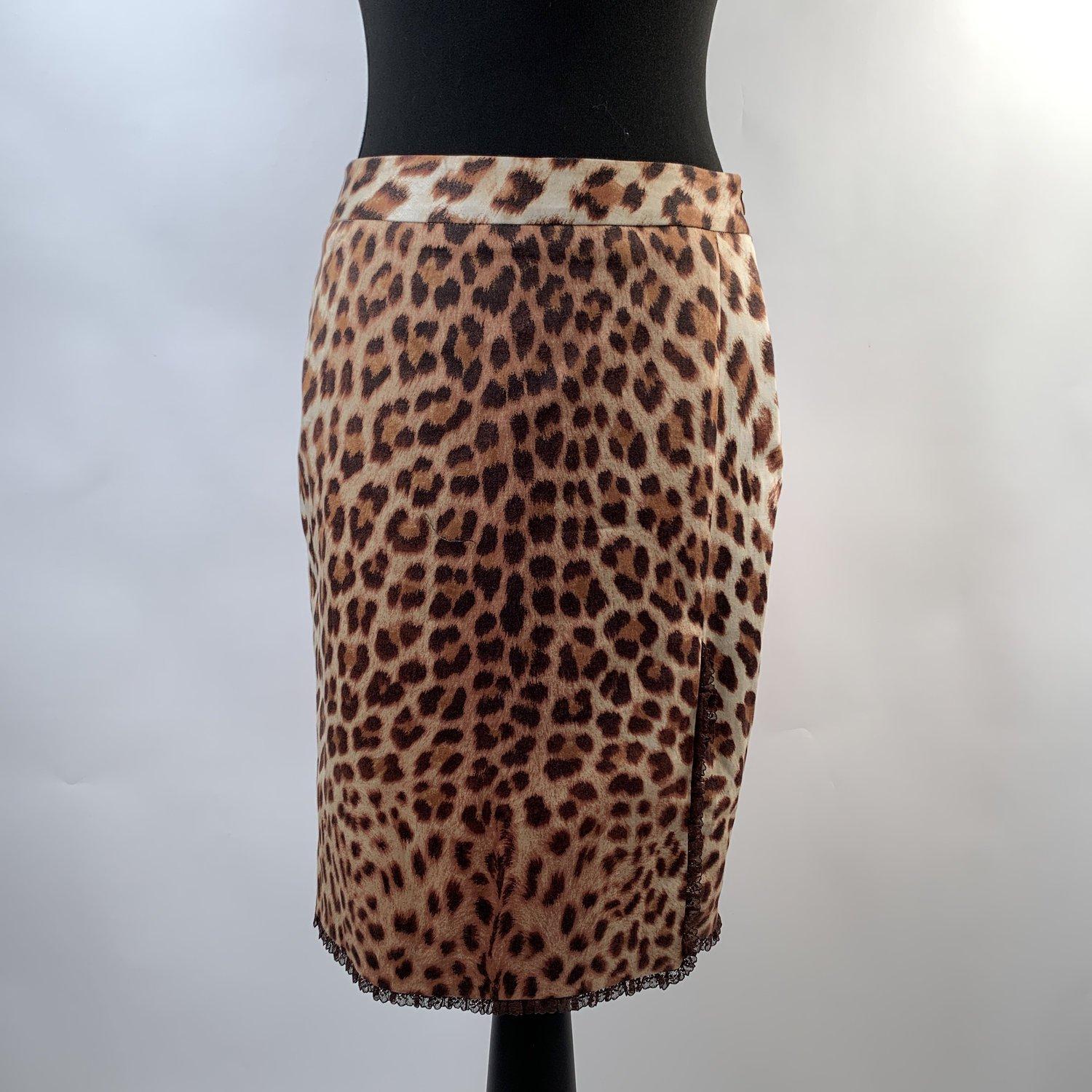 MATERIAL: N/A COLOR: Beige MODEL: Pencil Skirt GENDER: Women SIZE: Small COUNTRY OF MANUFACTURE: Italy Condition CONDITION DETAILS: A :EXCELLENT CONDITION - Used once or twice. Looks mint. Imperceptible signs of wear may be present due to storage