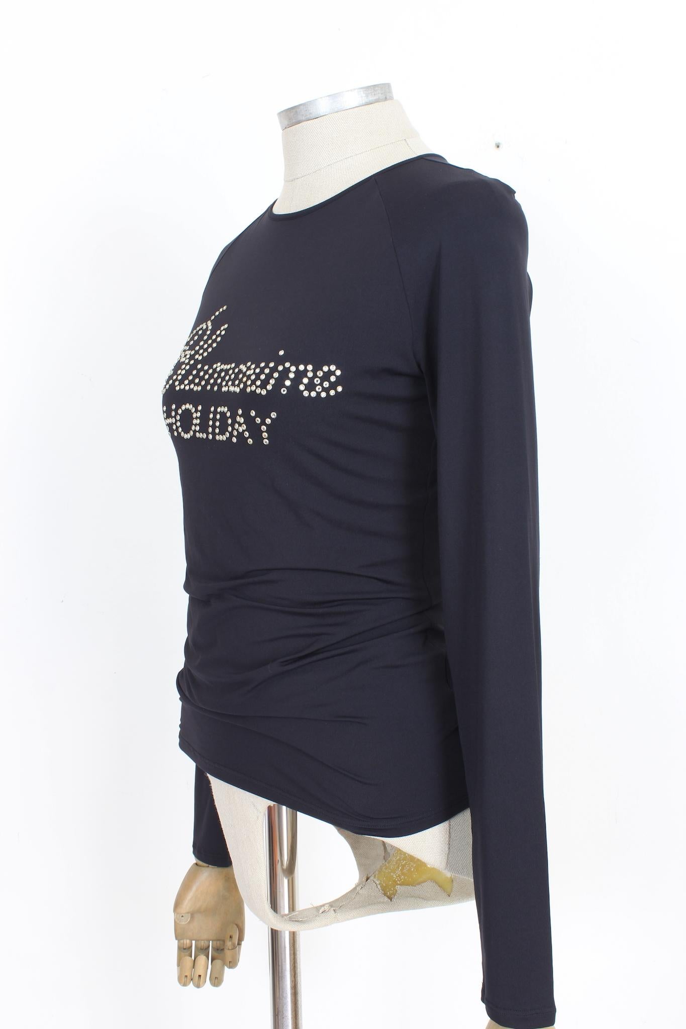 Blumarine 2000s black fitted shirt. Long sleeves, written on the chest covered in silver-colored swarosky. Open back with neck strap. Fabric in 89% polyamide, 11% spandex. Made in Italy.

Size: 42 It 8 Us 10 Uk

Shoulder: 42 cm
Bust/Chest: 44