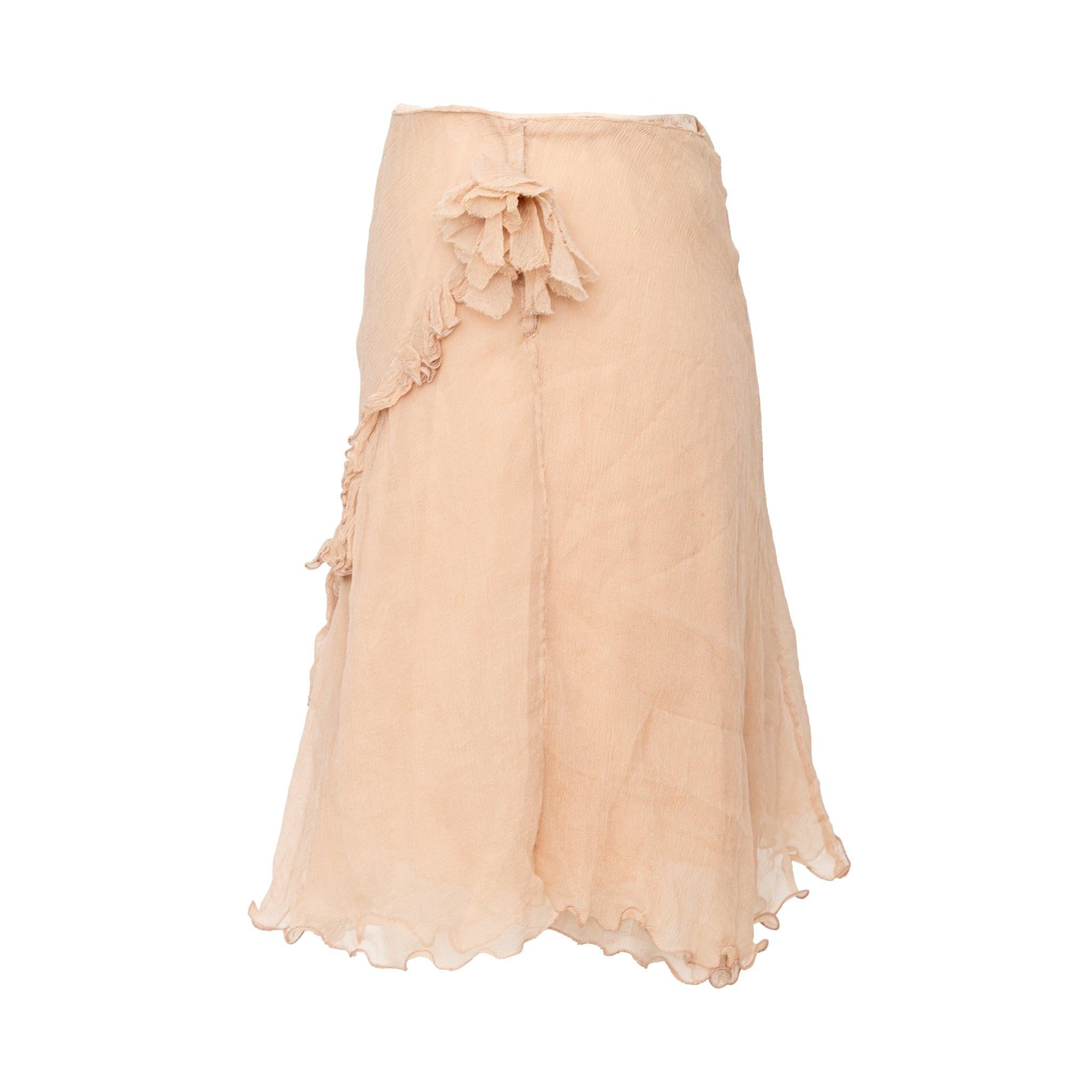 Suave minifalda de gasa rosa nude de Blumarine con dobladillo con volantes, detalles florales con apliques y forro de nailon satinado adjunto para un look romántico a capas. 
 Observaciones: hay algunas pequeñas manchas. 
 Material: 100% Seda 
