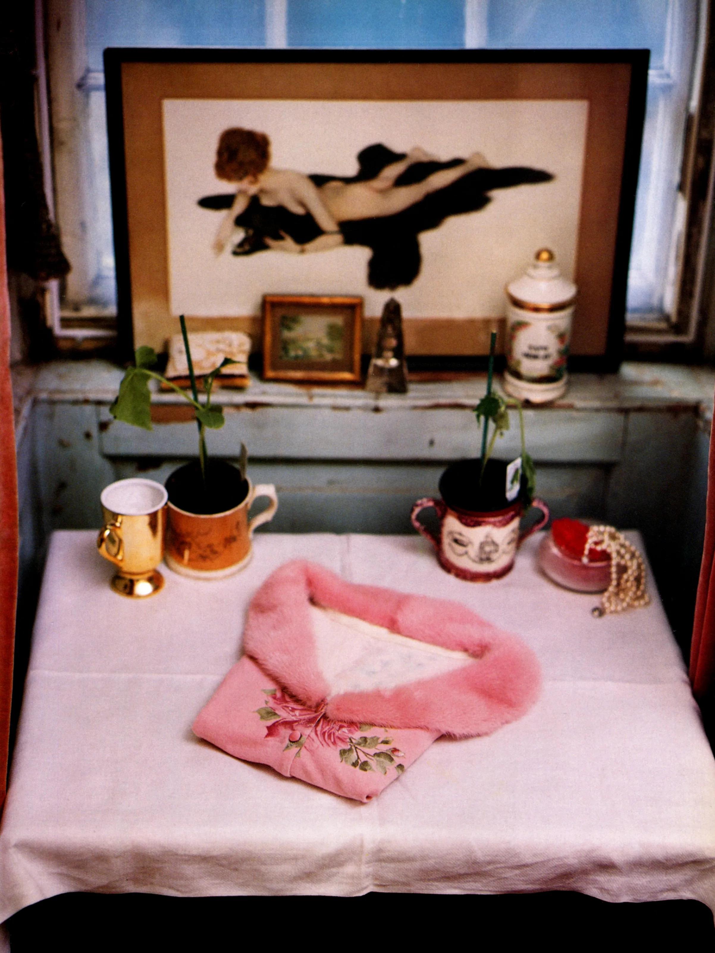 Excelente estado
El cárdigan es de la talla IT38 / XS y la falda es de la talla IT46 que se ajusta a una Medium
Ambas se ajustan mejor a una talla pequeña - la falda queda mucho más pequeña que una IT46. No se utilizaron imperdibles para ajustarlo