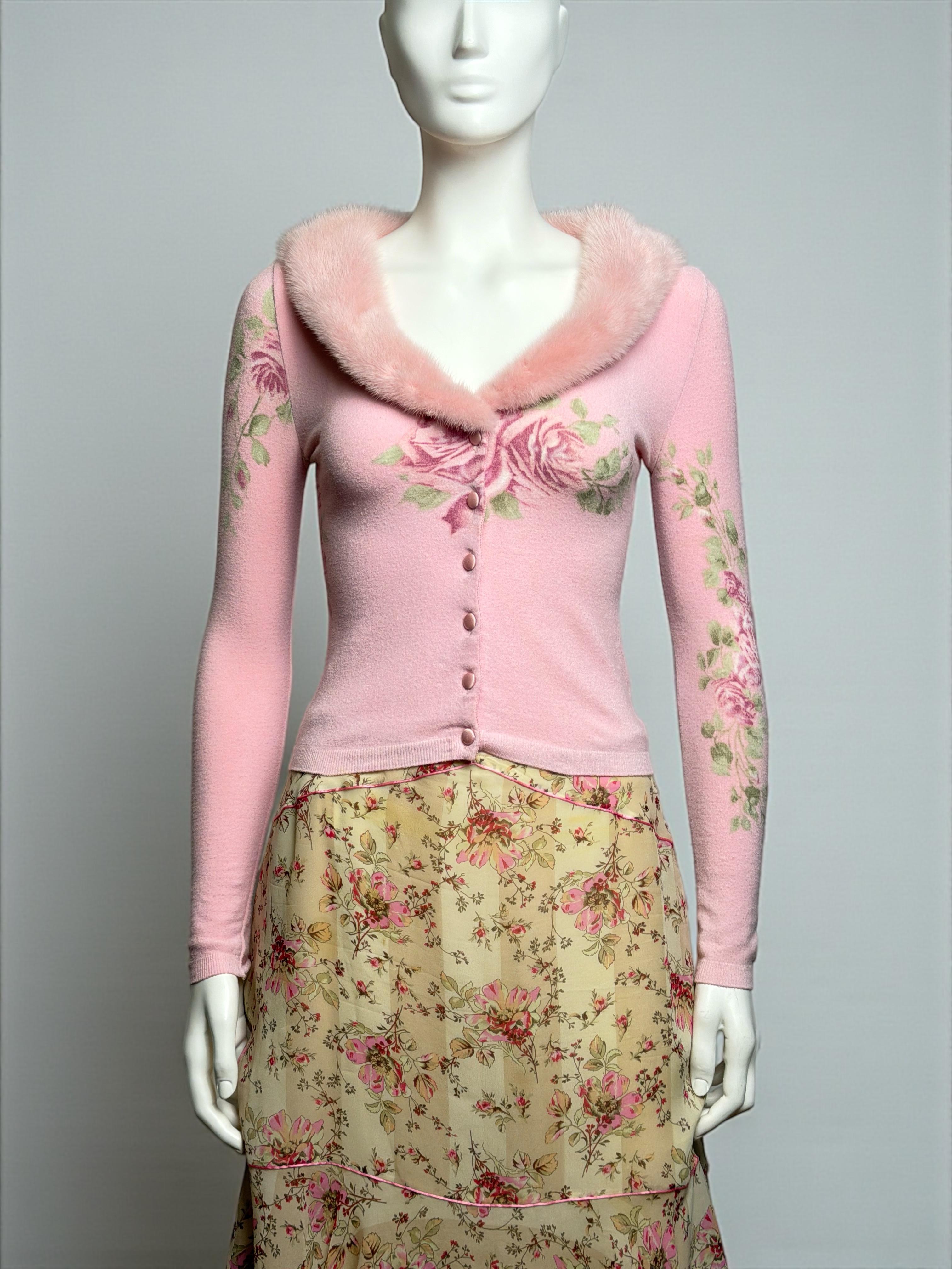 Blumarine F/W 1999 Conjunto de chaqueta de punto de piel rosa y falda de gasa floral en Excelente Estado en Paris, FR