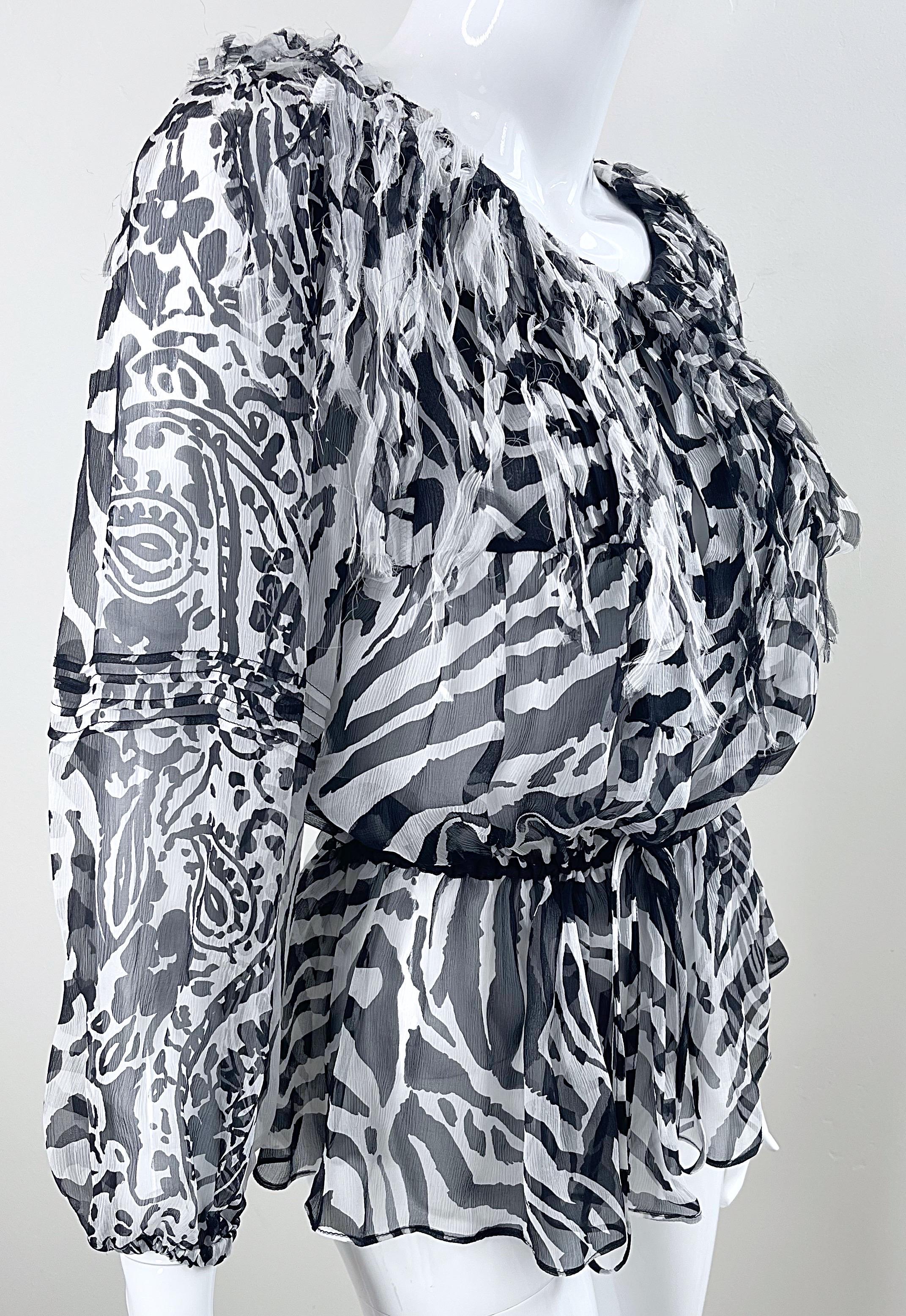 Blumarine Autunno 2010: camicetta in chiffon di seta con stampa zebrata in bianco e nero, con frange. in vendita 10