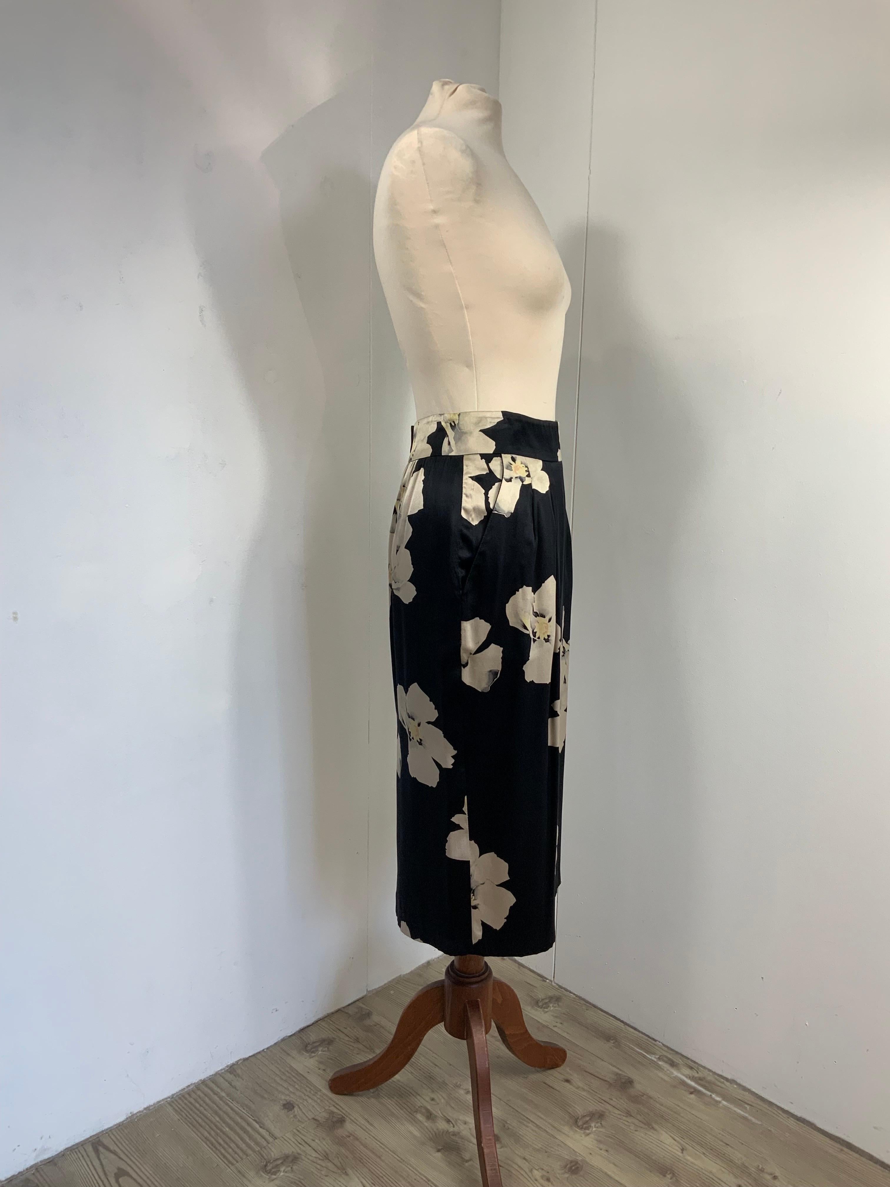 Blumarine flower silk skirt In Good Condition In Carnate, IT