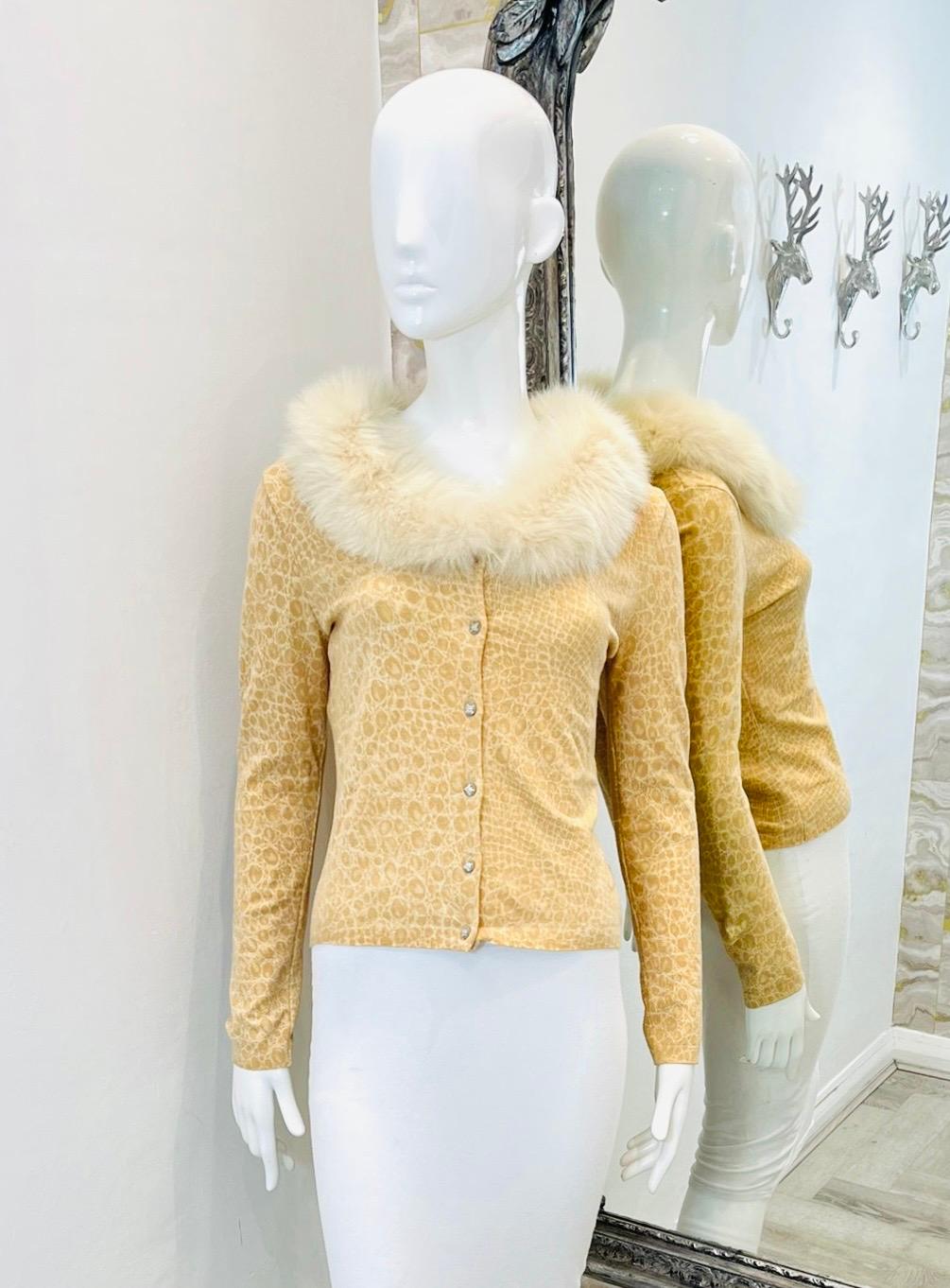 Blumarine Fur Trimmed Cardigan

Mustard knitwear designed with animal print and ivory faux fur trimmed neckline.

Detailed with sequin embellished centre button closure and fitted silhouette.

Size – 44IT

Condition – Very Good

Composition – 96%