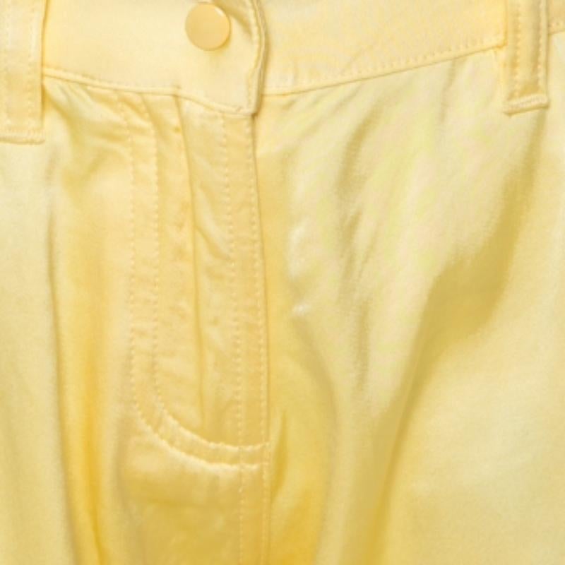 Questi pantaloni giallo limone di Blumarine sono assolutamente deliziosi e perfetti per fare una dichiarazione di moda. I pantaloni sono realizzati in misto seta e cotone e presentano una silhouette rilassata. Presentano una chiusura a zip nascosta