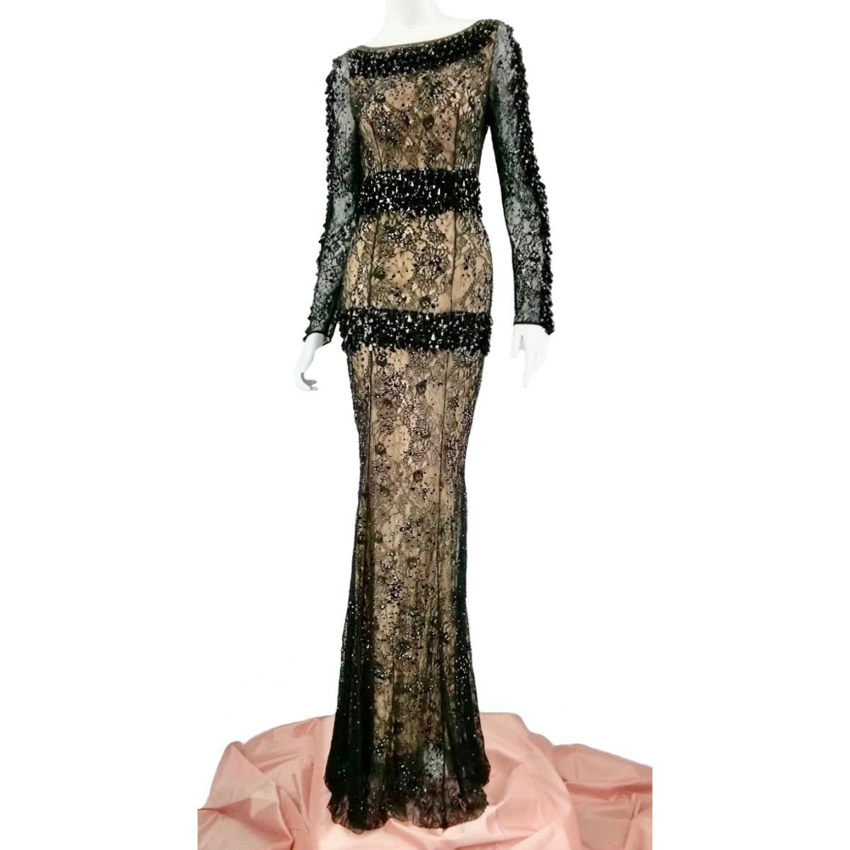 BLUMARINA
Vestido largo
Encaje negro bordado con lentejuelas, grandes gotas facetadas y otras jas
Talla  IT 38
Fabricado en Italia
Forro de seda nude
Encaje:
80% rayón
20% nailon
Forro:
96% seda
 4% elastán
Medidas planas:
Longitud cm. 161
Hombros