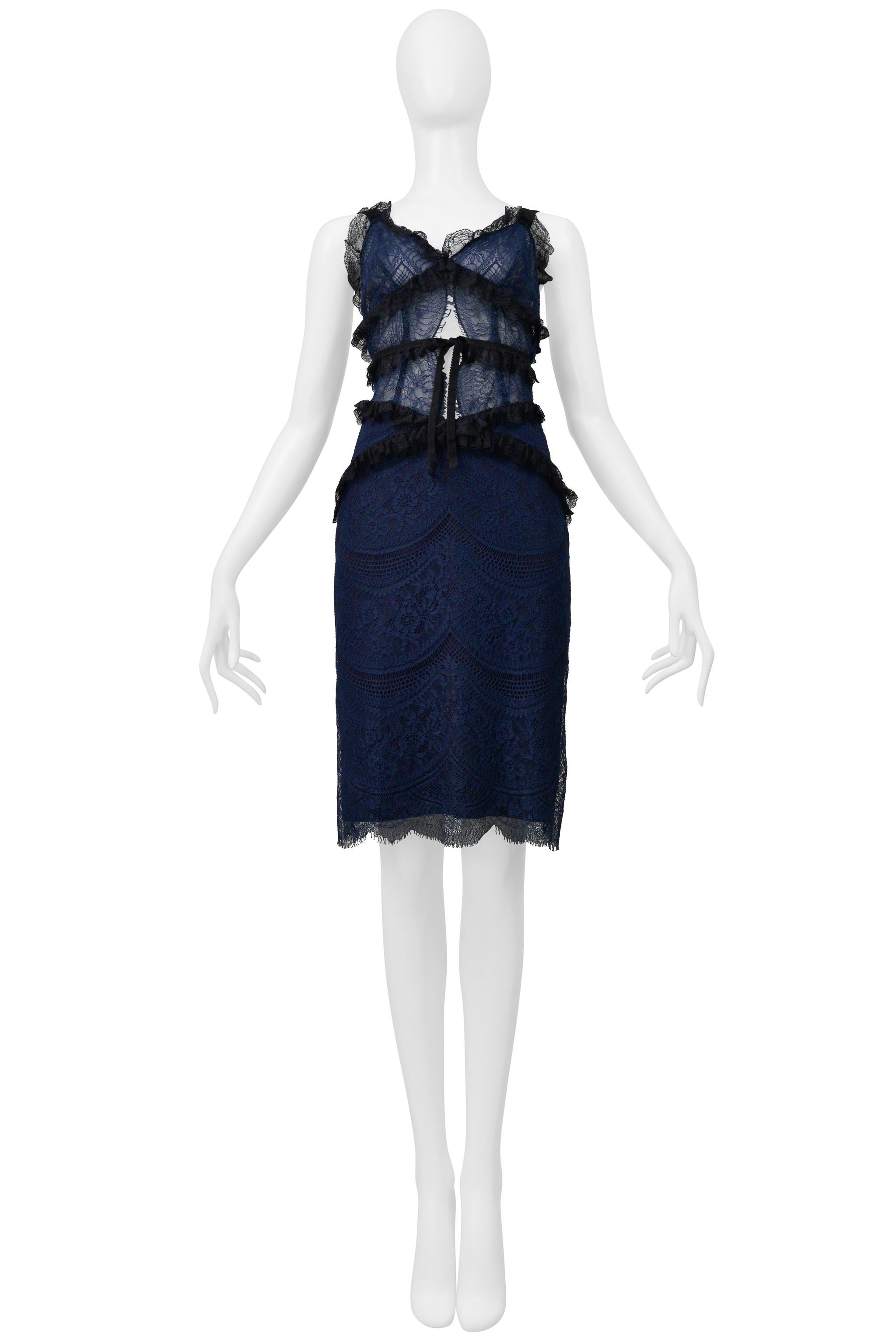 Resurrection Vintage se complace en presentar un vestido de cóctel vintage azul y negro de Blumarine con una parte superior de camisola transparente con volantes negros, una falda recta de encaje, una cremallera lateral y largo hasta la