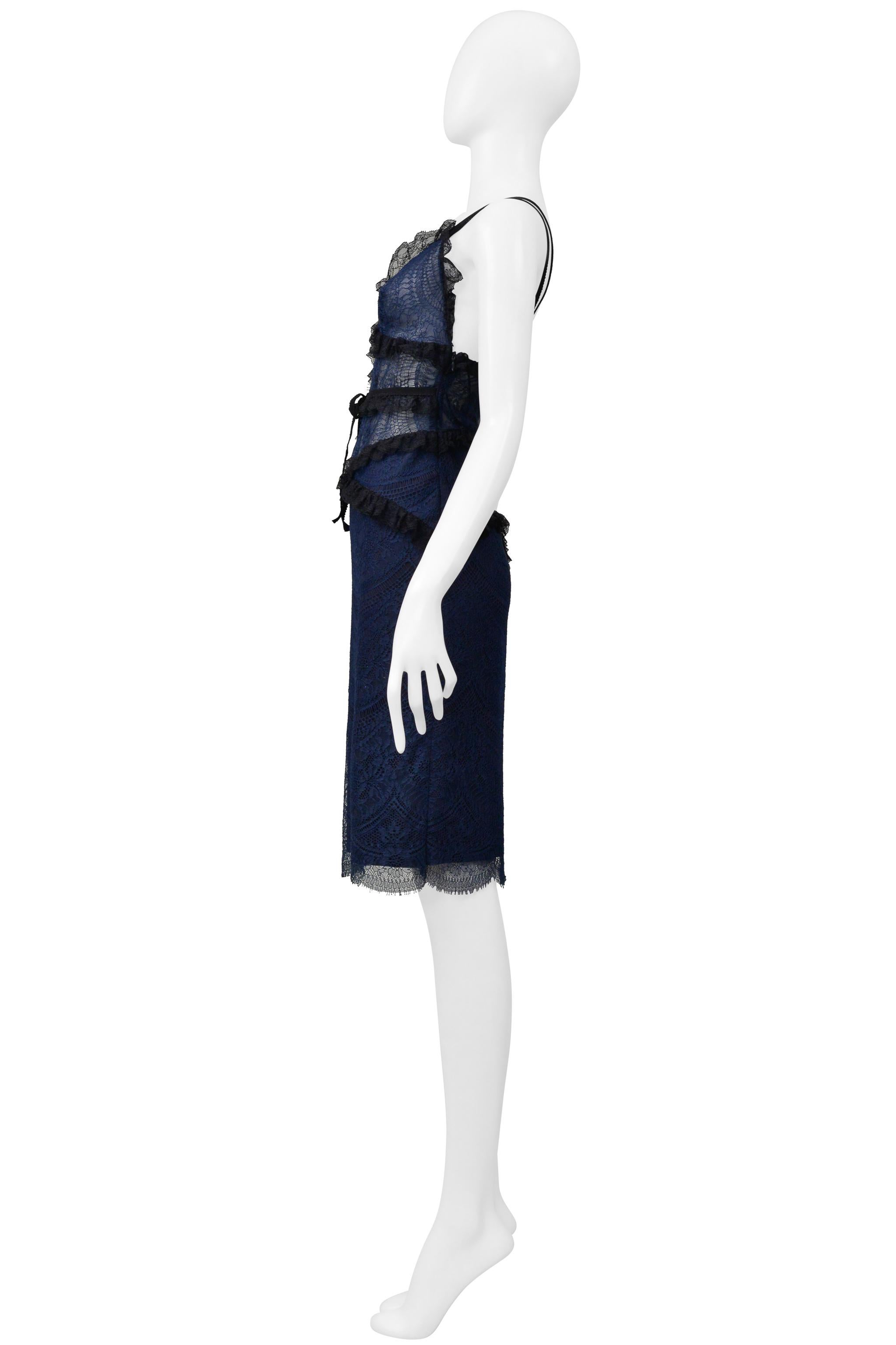 Blumarine Vestido de gasa y encaje azul marino y negro con volantes en venta 1