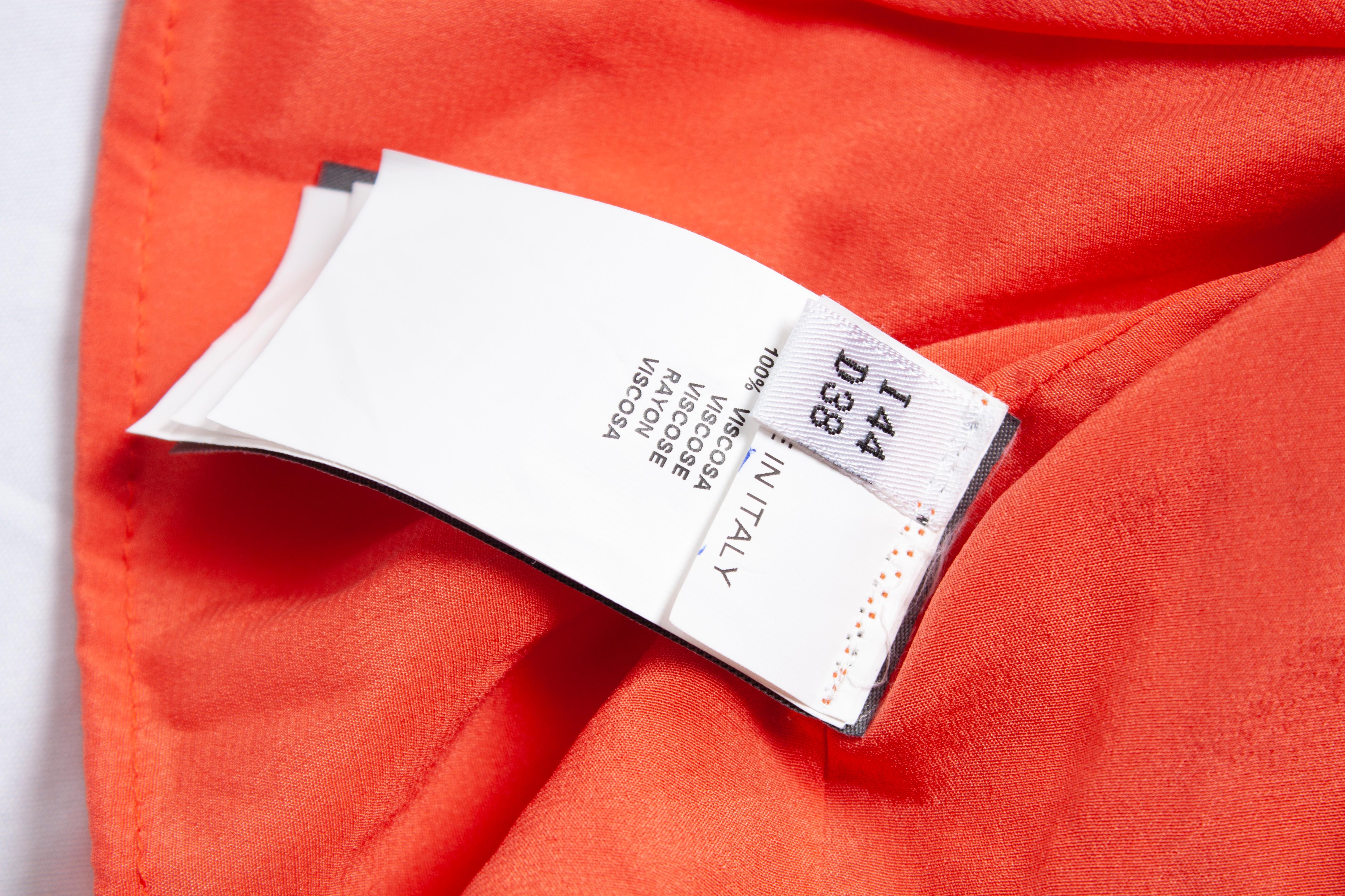 Orangefarbenes drapiertes Kleid aus Blumarin im Angebot 1