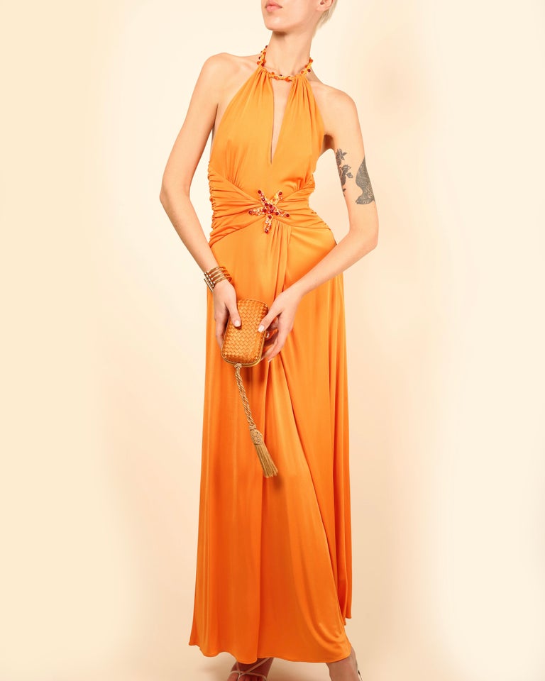 Blumarine - Robe longue dos nu ?� d?�collet?� plongeant et orn?�e d'un ornement orange En vente sur 