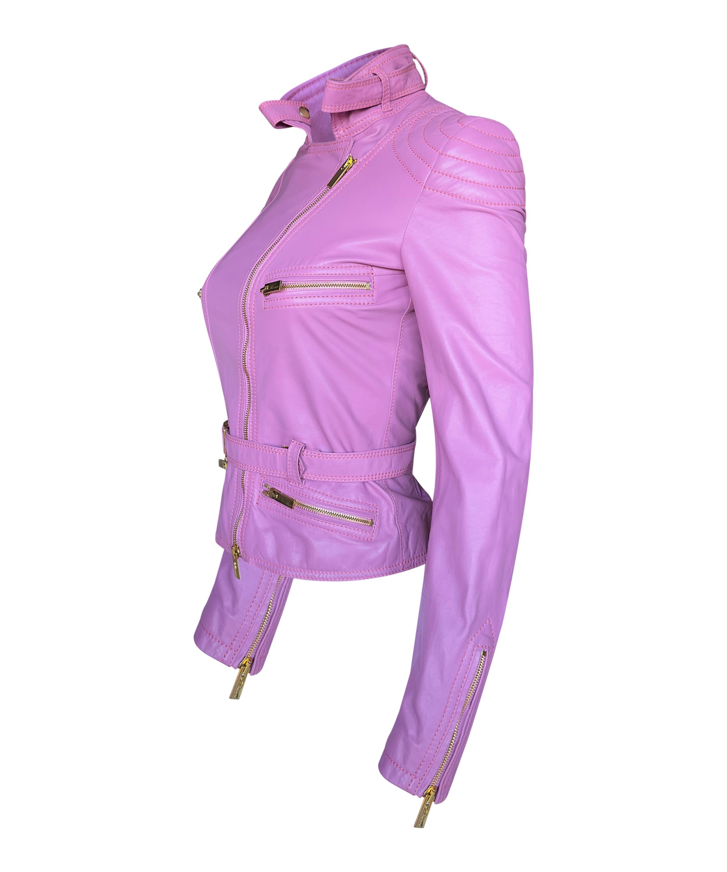✨Blumarine Pink Biker Leather Jacket  avec Gold Hardwear et Belt
100 % cuir et soie doublée 
✨Très bon état, utilisation mineure sur le matériel du fait du stockage. 
✨Size XS-6UK-38IT