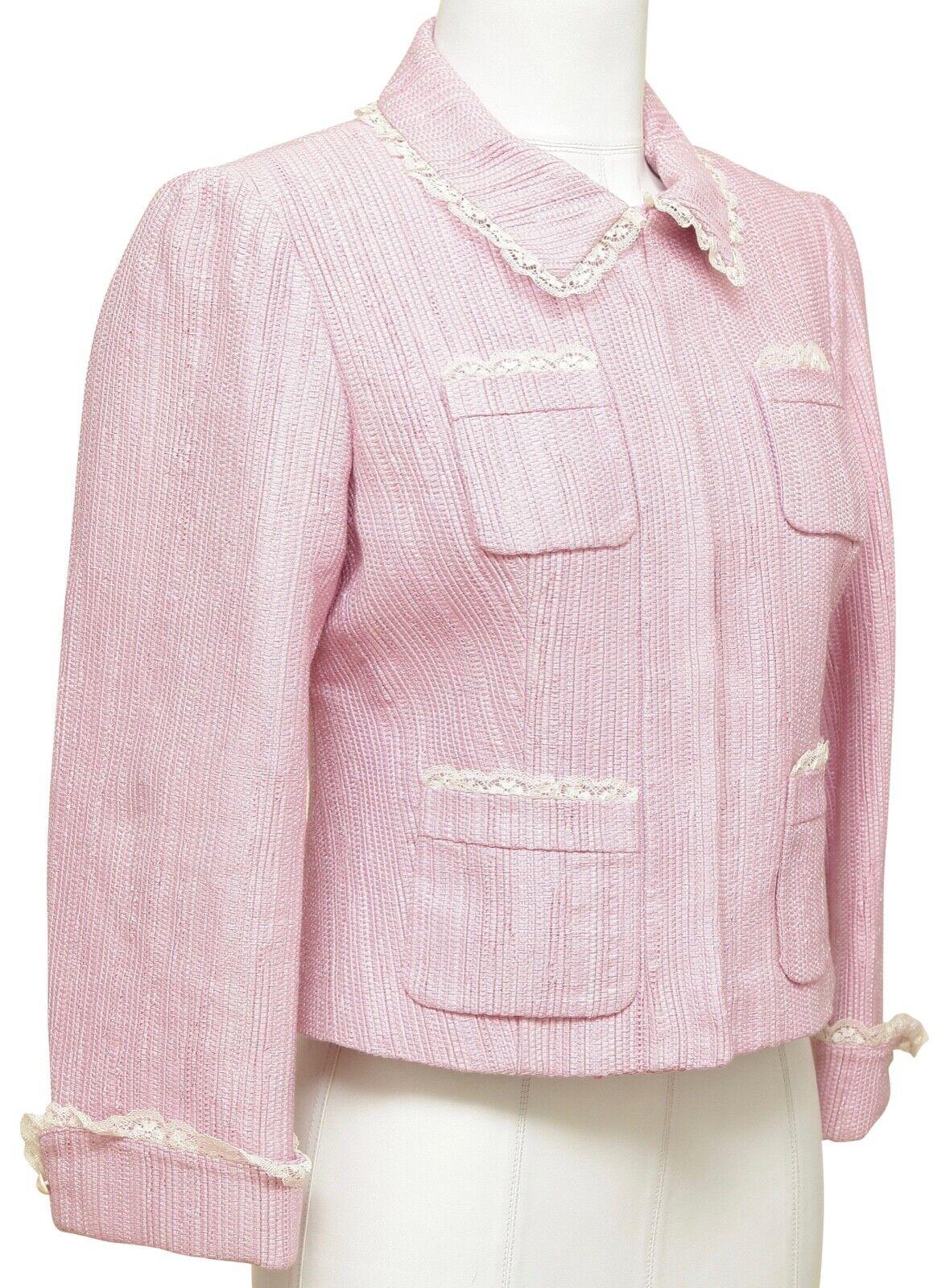 GARANZIA DI AUTENTICITÀ DELLA GIACCA CORTA IN TWEED ROSA DI BLUMARINE

La gonna abbinata è disponibile per la vendita in un annuncio separato.

Design:
- Giacca in tweed leggero in un fresco colore rosa.
- Bordi in pizzo bianco.
- Doppie tasche sul