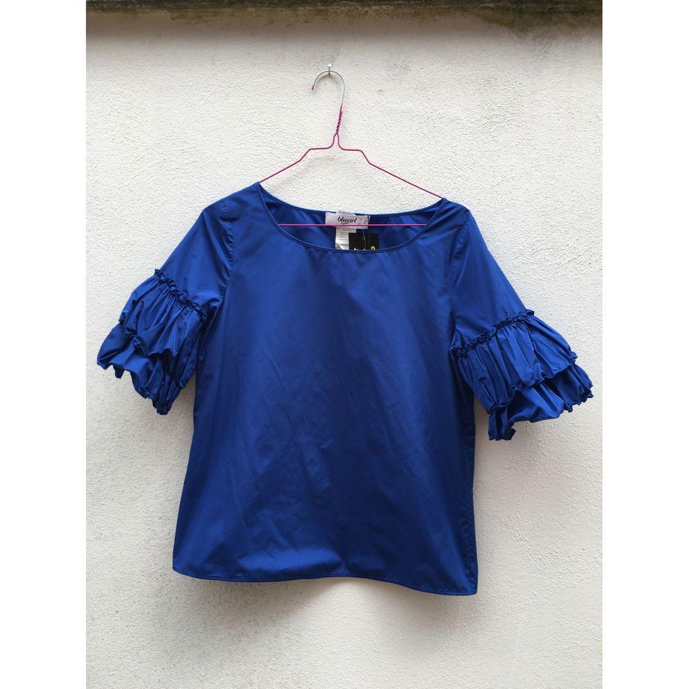 Blumarine Polyester Mini Skirt in Blue

Complete Blugirl by Blumarine. In electric blue polyester. There is no composition label but wears a 42/44. The top measures 42 cm at the shoulders, 44 cm at the bust and 58 cm in length. The skirt measures