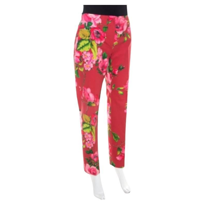 Questo esclusivo paio di pantaloni di Blumarine è perfetto per te. Realizzato in misto cotone di qualità, presenta una vestibilità dritta e stampe floreali su tutta la superficie. Dotati di chiusura a zip, questi pantaloni rossi sono eleganti se
