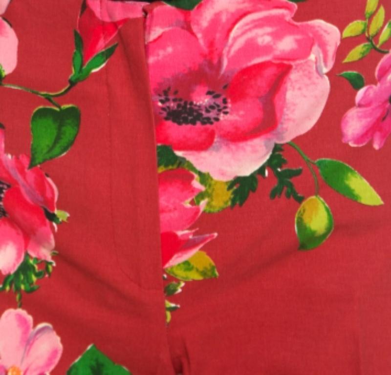 Blumarine Red Pantaloni dritti in cotone con stampa floreale M. I. In condizioni ottime in vendita a Dubai, Al Qouz 2