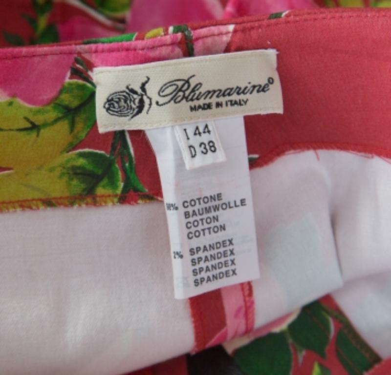 Donna Blumarine Red Pantaloni dritti in cotone con stampa floreale M. I. in vendita