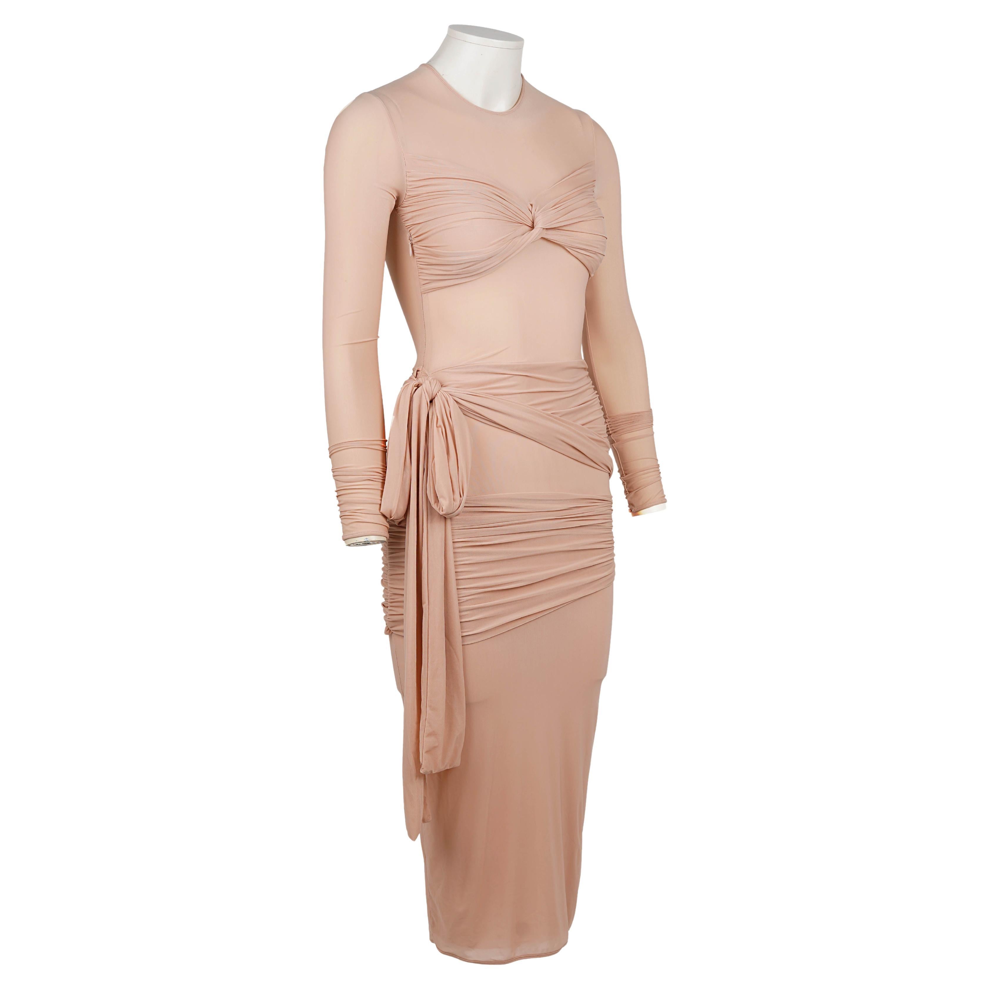 Dieses Laufstegkleid aus der Frühjahr/Sommer-Kollektion 2024 von Nicola Brognano für Blumarine fängt den neuen Kurs des Hauses ein: Leichtigkeit, Sinnlichkeit und gewagte Weiblichkeit. Brognano beschrieb die Saison als eine Verlagerung hin zu 