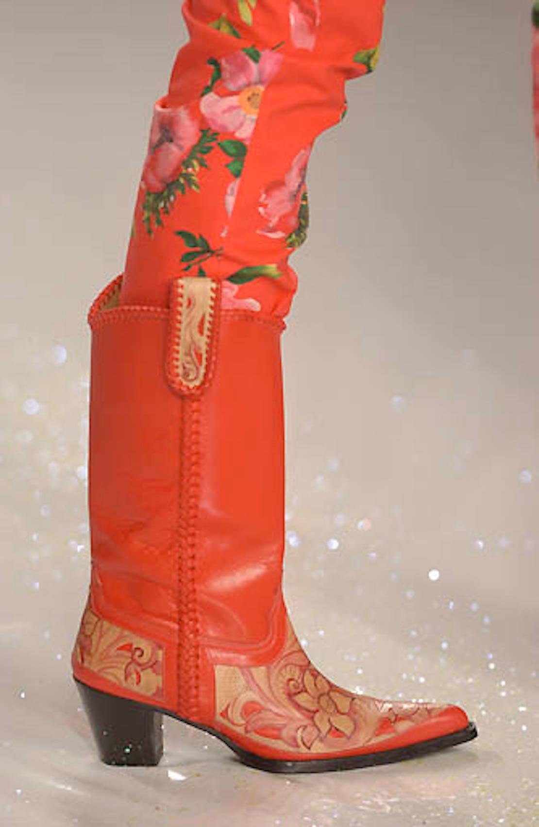 Rote, florale, handbemalte Cowboystiefel aus Blumarin F/S 2002 Damen im Angebot