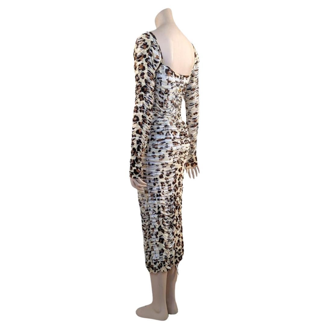 Pleated Fluid dress animal print all-over from the S/S 2011 Runway.

. Golden B logo on the back of the dress
· Backless dress
· Animal Print
. Long Sleeves
. Mid rise
 
Fits S, M 

Flat measurements : ( stretch fabric )

Breast : 40 cm
Waist : 32